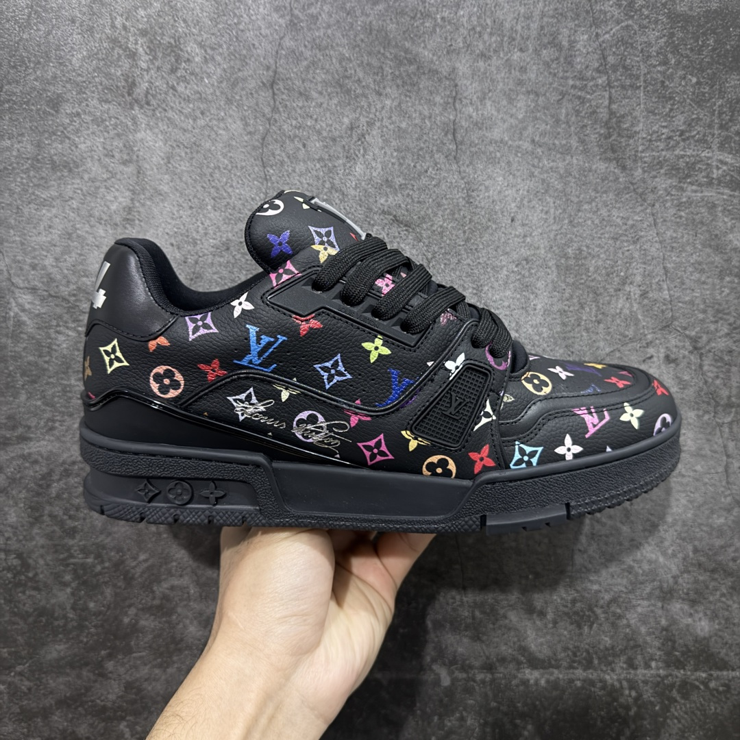 【天花板/Goat版】 市场最强版 没有之一的存在💪🏻 Louis Vuitton LV Trainer 系列全新版上架 手里有正品的可以对比下🆚懂货的看细节‼️ 此版品质是市场从未达到的新高度！ 整体版型 皮料 牛仔布的色差 压花纹路清晰度 后跟版型等等 都可以自行对比[机智]吊打市场所有货，怒甩十条街的那种，直接来正品对比图🆚，欢迎拿市场各大工厂的货来对比！ 尺码：35-45码-选品中心