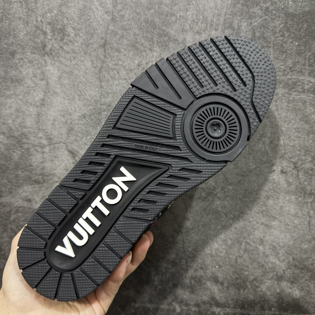 图片[9]-【天花板/Goat版】 市场最强版 没有之一的存在💪🏻 Louis Vuitton LV Trainer 系列全新版上架 手里有正品的可以对比下🆚懂货的看细节‼️ 此版品质是市场从未达到的新高度！ 整体版型 皮料 牛仔布的色差 压花纹路清晰度 后跟版型等等 都可以自行对比[机智]吊打市场所有货，怒甩十条街的那种，直接来正品对比图🆚，欢迎拿市场各大工厂的货来对比！ 尺码：35-45码-选品中心