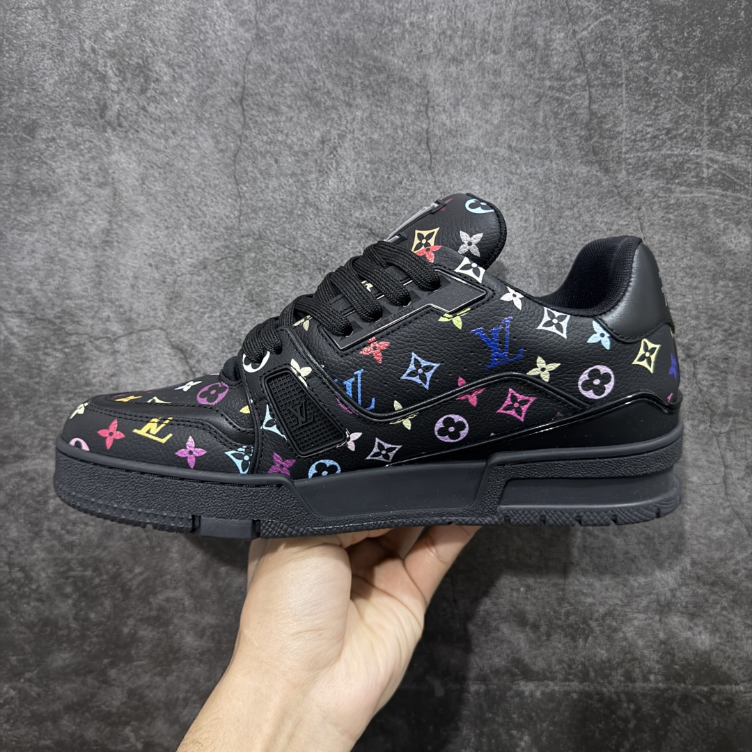 图片[2]-【天花板/Goat版】 市场最强版 没有之一的存在💪🏻 Louis Vuitton LV Trainer 系列全新版上架 手里有正品的可以对比下🆚懂货的看细节‼️ 此版品质是市场从未达到的新高度！ 整体版型 皮料 牛仔布的色差 压花纹路清晰度 后跟版型等等 都可以自行对比[机智]吊打市场所有货，怒甩十条街的那种，直接来正品对比图🆚，欢迎拿市场各大工厂的货来对比！ 尺码：35-45码-选品中心