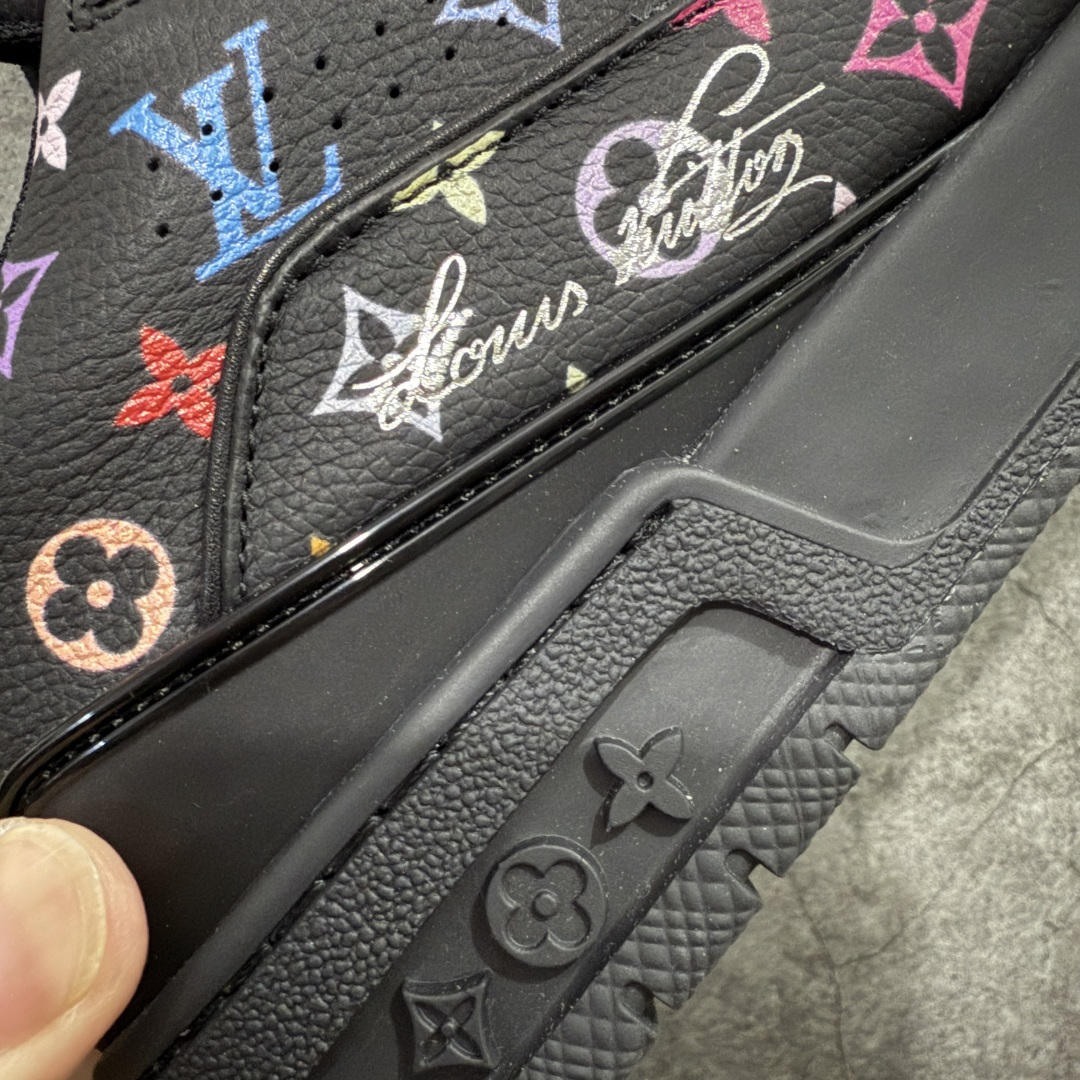 图片[3]-【天花板/Goat版】 市场最强版 没有之一的存在💪🏻 Louis Vuitton LV Trainer 系列全新版上架 手里有正品的可以对比下🆚懂货的看细节‼️ 此版品质是市场从未达到的新高度！ 整体版型 皮料 牛仔布的色差 压花纹路清晰度 后跟版型等等 都可以自行对比[机智]吊打市场所有货，怒甩十条街的那种，直接来正品对比图🆚，欢迎拿市场各大工厂的货来对比！ 尺码：35-45码-选品中心