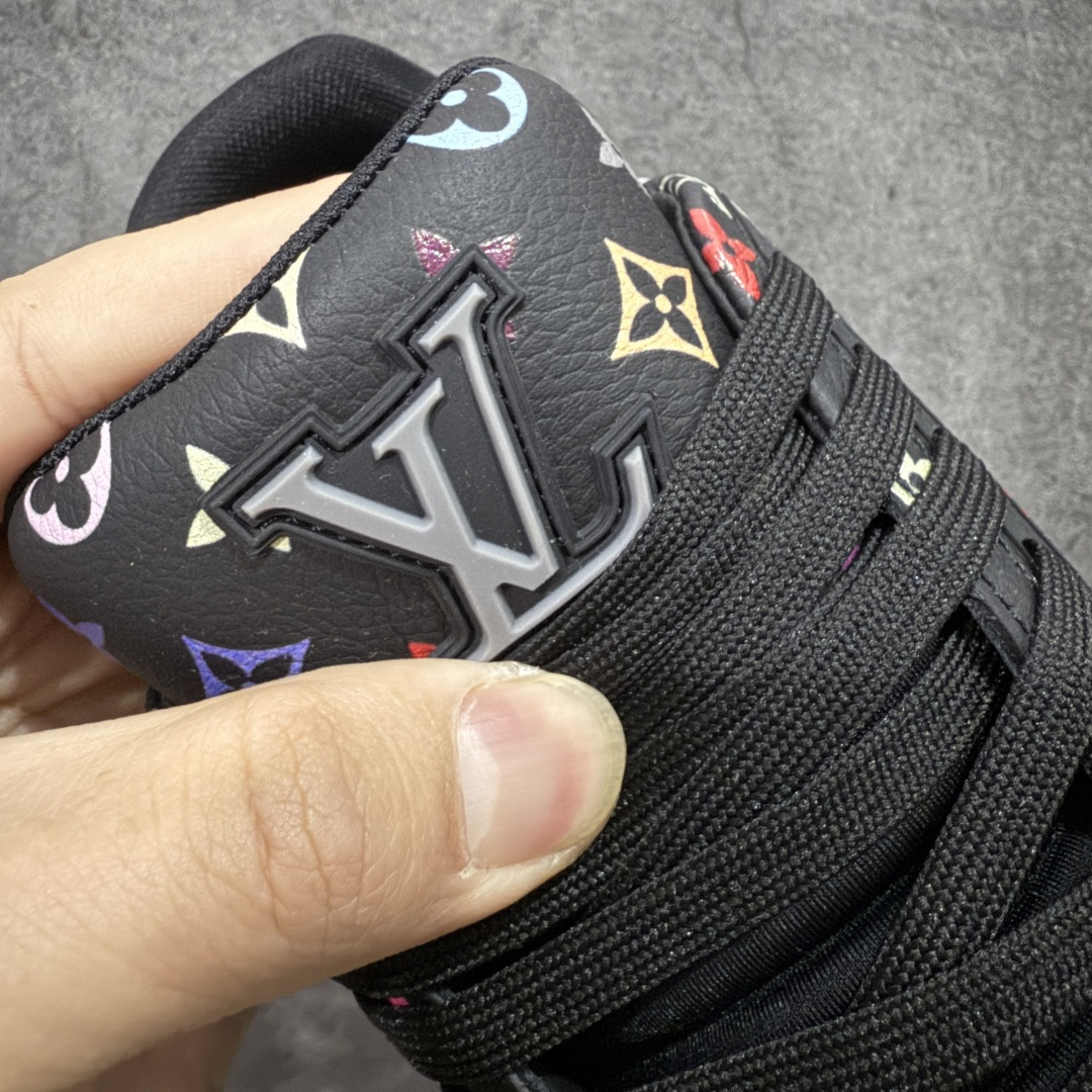 图片[6]-【天花板/Goat版】 市场最强版 没有之一的存在💪🏻 Louis Vuitton LV Trainer 系列全新版上架 手里有正品的可以对比下🆚懂货的看细节‼️ 此版品质是市场从未达到的新高度！ 整体版型 皮料 牛仔布的色差 压花纹路清晰度 后跟版型等等 都可以自行对比[机智]吊打市场所有货，怒甩十条街的那种，直接来正品对比图🆚，欢迎拿市场各大工厂的货来对比！ 尺码：35-45码-选品中心