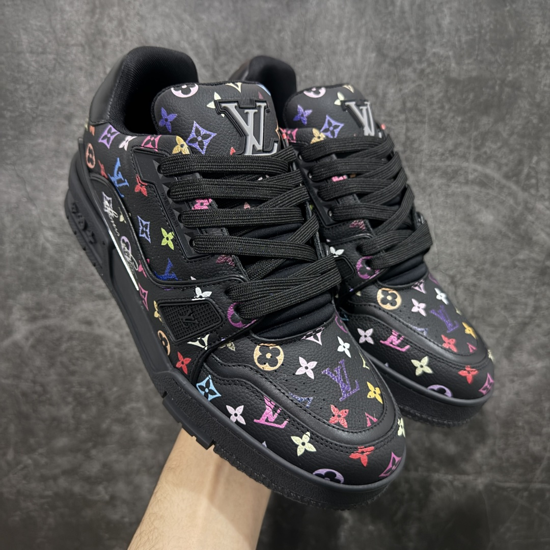 【天花板/Goat版】 市场最强版 没有之一的存在💪🏻 Louis Vuitton LV Trainer 系列全新版上架 手里有正品的可以对比下🆚懂货的看细节‼️ 此版品质是市场从未达到的新高度！ 整体版型 皮料 牛仔布的色差 压花纹路清晰度 后跟版型等等 都可以自行对比[机智]吊打市场所有货，怒甩十条街的那种，直接来正品对比图🆚，欢迎拿市场各大工厂的货来对比！ 尺码：35-45码-选品中心