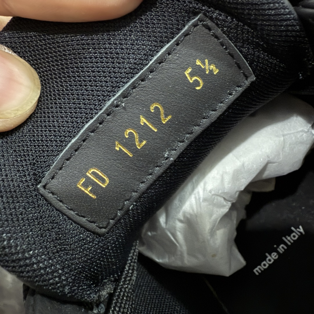 图片[7]-【天花板/Goat版】 市场最强版 没有之一的存在💪🏻 Louis Vuitton LV Trainer 系列全新版上架 手里有正品的可以对比下🆚懂货的看细节‼️ 此版品质是市场从未达到的新高度！ 整体版型 皮料 牛仔布的色差 压花纹路清晰度 后跟版型等等 都可以自行对比[机智]吊打市场所有货，怒甩十条街的那种，直接来正品对比图🆚，欢迎拿市场各大工厂的货来对比！ 尺码：35-45码-选品中心