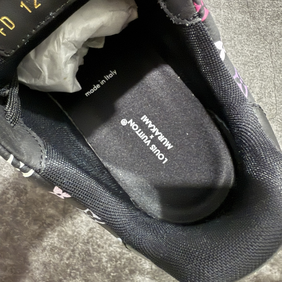 图片[8]-【天花板/Goat版】 市场最强版 没有之一的存在💪🏻 Louis Vuitton LV Trainer 系列全新版上架 手里有正品的可以对比下🆚懂货的看细节‼️ 此版品质是市场从未达到的新高度！ 整体版型 皮料 牛仔布的色差 压花纹路清晰度 后跟版型等等 都可以自行对比[机智]吊打市场所有货，怒甩十条街的那种，直接来正品对比图🆚，欢迎拿市场各大工厂的货来对比！ 尺码：35-45码-选品中心