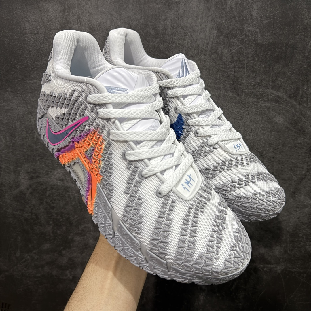 【OX纯原】NK Ja 3 Scratch EP 莫兰特三代柔软舒适防滑耐磨透气支撑轻便低帮篮球鞋 全明星 灰白 HF2794-100 重磅登场0 历时半年全力打造 实战体验天花板上限 再度提高🔝 【顶配缓震】独家革新搭载 前掌5mm TURBO气垫 兼具贴地与缓震!(正品仅长方形小气垫)➕后掌大马蹄14mm厚 气垫 提高后掌缓震极限 (正品后掌无气垫) 【顶级抗扭】 搭载硬度65HC 发泡中底框架 ➕高强度中足抗扭片 革新升级 赛事级抗扭水平!独此一家 【顶级支撑】鞋身侧向包裹 双层补强层 200斤以上选手 也可驾驭(正品仅一层)对比市场货品偷工减料 不可同日而语! 气垫气压上脚即可感受!鞋底止滑配方 无需磨合 原地起飞🛫 尺码:40-46-选品中心