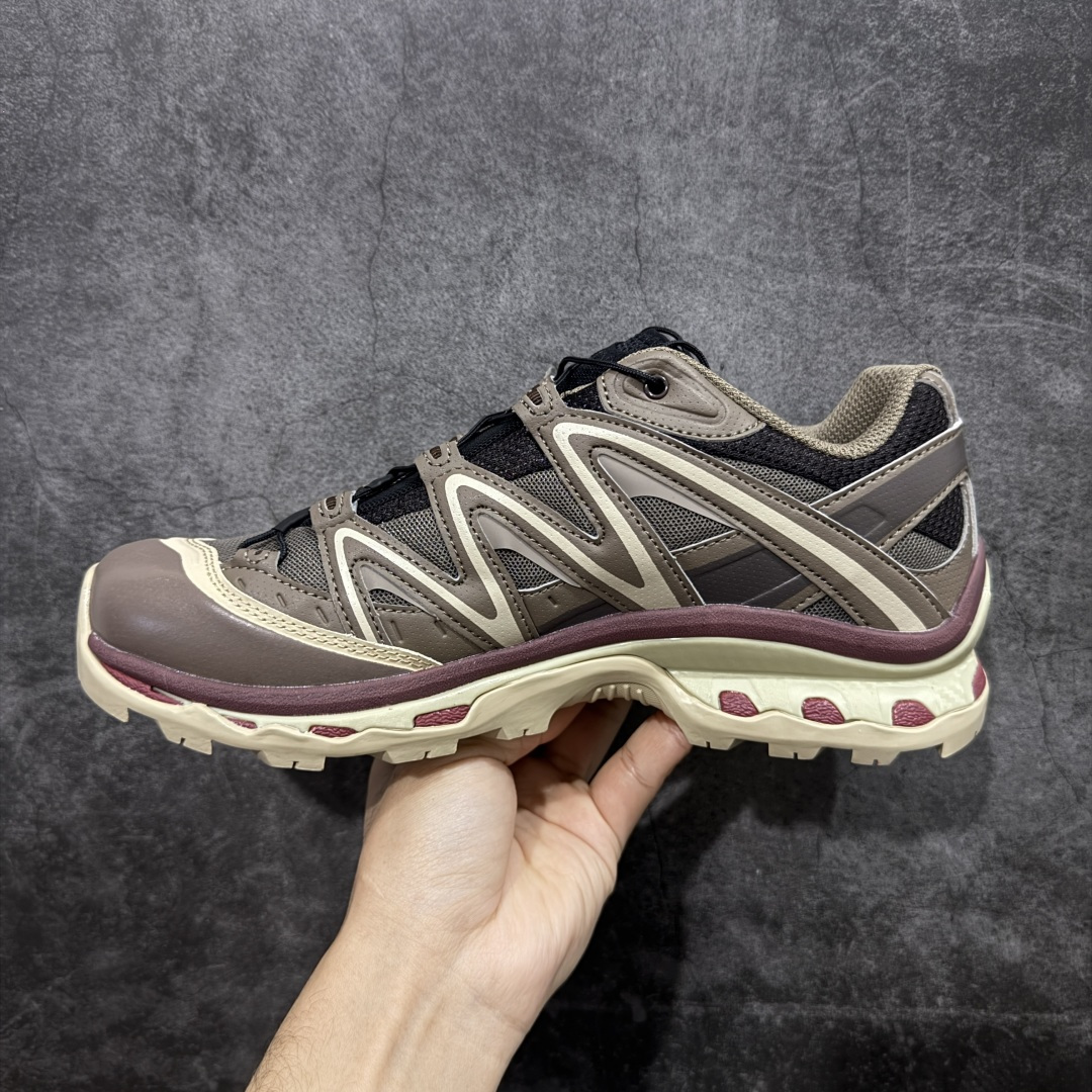 图片[2]-【PK升级版】Salomon XT-QUEST ADV 萨洛蒙 时尚 舒适减震防滑耐磨 低帮跑步鞋 男女同款 478850 纯原外贸平台特供订单 耗时半年巨作 全套原纸板楦头开发 原厂特供网布配套加持 确保原汁原味 完美呈现版型 原档数据独家私模五层组合大底 男女鞋同步官方 原装Ortholite轻量化鞋垫 中底布带钢印编号 原厂TPU锁扣 进口港宝加持 后跟自然饱满 还原公司包裹性 基于 SALOMON 初代 XT 鞋身造型并搭载 4D ADVANCED CHASSIS™ 大底打造而成 为这款 XT-QUEST 带来了多项足部控制与保护等功能性 如在运动过程中控制左右晃动的过程而提高稳定性、改善长途越野过程中足中到足尖的过渡、提高感知岩石的精确度以抵抗尖锐物体对脚底的伤害以及采用动态缓冲来增强穿着舒适感 从而减轻疲劳感 使 XT-QUEST 成为一双舒适且安全的户外之履 尺码：36 36.5 37.5 38 38.5 39 40 40.5 41 42 42.5 43 44 44.5 45-选品中心