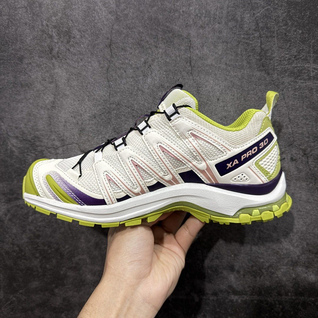 图片[2]-【666版本】SALOMON 萨洛蒙 XA PRO 3D 户外运动 网布减震防滑透气 低帮跑步鞋 男女同款 白绿477737 全新品质 巅峰之作 所有配色均购物原版拆解1：1开发 原材料打造 非市场公版便宜货 私模大底 清洁度比市场所有版本都高 全套原纸板楦头开发 原厂网布配套 确保原汁原味 完美呈现版型 原档数据独家私模五层组合大底 男女鞋同步官方开发至46 原装Ortholite轻量化鞋垫 中底布带钢印编号 原厂TPU锁扣 进口港宝加持 后跟自然饱满 还原公司包裹性 鞋面采用SENSIFT贴合技术 全方位贴合包裹脚型 鞋跟部鞋底牵引设计 提供强大的抓地性能 更适应野外崎岖不平的道路 其3D ADVANCED CHASSIS底盘 材料轻量大化 钉齿设计更具稳定性 防护性 鞋底易磨损区运用CONTAGRIP高耐磨材料 应对城市硬质路面长距离跑考验 尺码：36 36.5 37.5 38 38.5 39 40 40.5 41 42 42.5 43 44 45 46-选品中心
