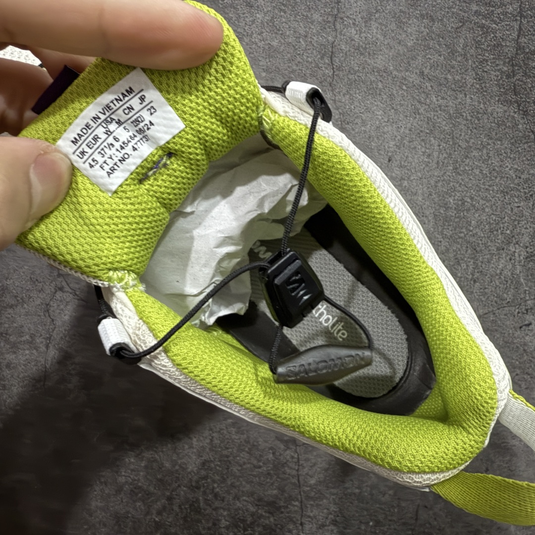 图片[7]-【666版本】SALOMON 萨洛蒙 XA PRO 3D 户外运动 网布减震防滑透气 低帮跑步鞋 男女同款 白绿477737 全新品质 巅峰之作 所有配色均购物原版拆解1：1开发 原材料打造 非市场公版便宜货 私模大底 清洁度比市场所有版本都高 全套原纸板楦头开发 原厂网布配套 确保原汁原味 完美呈现版型 原档数据独家私模五层组合大底 男女鞋同步官方开发至46 原装Ortholite轻量化鞋垫 中底布带钢印编号 原厂TPU锁扣 进口港宝加持 后跟自然饱满 还原公司包裹性 鞋面采用SENSIFT贴合技术 全方位贴合包裹脚型 鞋跟部鞋底牵引设计 提供强大的抓地性能 更适应野外崎岖不平的道路 其3D ADVANCED CHASSIS底盘 材料轻量大化 钉齿设计更具稳定性 防护性 鞋底易磨损区运用CONTAGRIP高耐磨材料 应对城市硬质路面长距离跑考验 尺码：36 36.5 37.5 38 38.5 39 40 40.5 41 42 42.5 43 44 45 46-选品中心