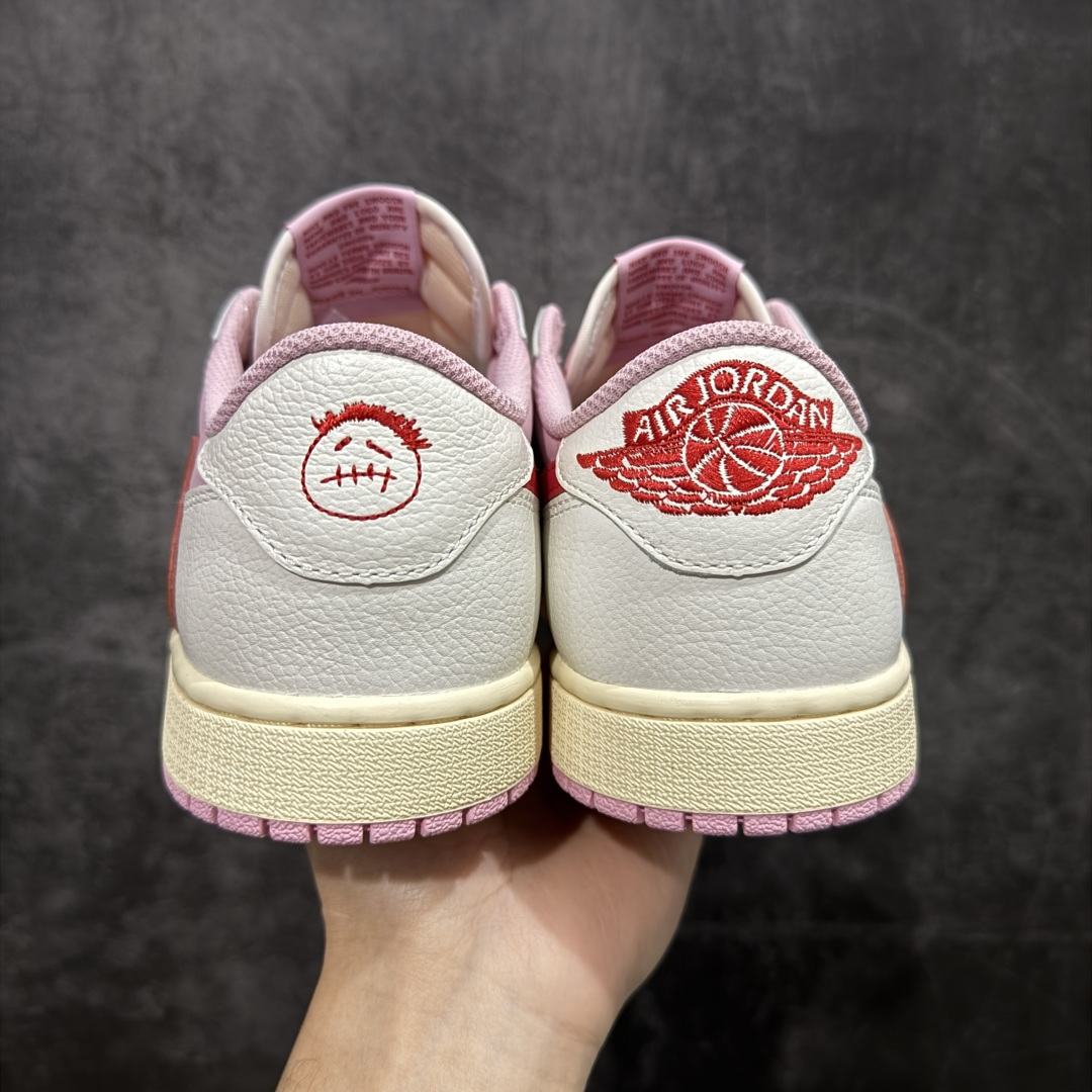 图片[4]-【GX纯原】Travis Scott x Air Jordan AJ1 Low OG SP TS联名白浅粉红倒钩低帮 DM7866-202 目前市面唯一正确版本 爱心织唛标 情人节鞋垫 知名大厂出品 纯原第一梯队版本 产品品控稳定性领先行业 各方面均可对飙市面通货版 SZ原厂全套原楦原纸板冲刀磨具开发 原厂皮料加持 原厂港宝加持定型后跟R度完美 同源原厂电绣 鬼脸飞翼针数密度立体效果一致 百分百一致原鞋 原厂拉帮工艺 针距密度一致 后跟弧度收口自然不对折 极致一眼正品既视感 进口玻璃冲刀皮料裁剪零毛边 全鞋电脑针车工艺 品控清洁度最高QC检验标准 免检产品 原厂订购鞋盒、鞋标、防尘纸、鞋撑、鞋带 追求极致的原厂味道 尺码：35.5-48.5-选品中心