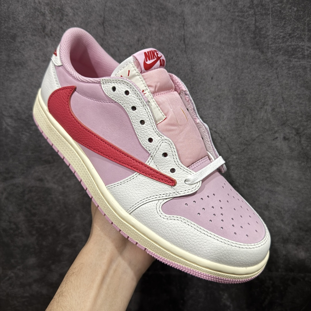 图片[3]-【GX纯原】Travis Scott x Air Jordan AJ1 Low OG SP TS联名白浅粉红倒钩低帮 DM7866-202 目前市面唯一正确版本 爱心织唛标 情人节鞋垫 知名大厂出品 纯原第一梯队版本 产品品控稳定性领先行业 各方面均可对飙市面通货版 SZ原厂全套原楦原纸板冲刀磨具开发 原厂皮料加持 原厂港宝加持定型后跟R度完美 同源原厂电绣 鬼脸飞翼针数密度立体效果一致 百分百一致原鞋 原厂拉帮工艺 针距密度一致 后跟弧度收口自然不对折 极致一眼正品既视感 进口玻璃冲刀皮料裁剪零毛边 全鞋电脑针车工艺 品控清洁度最高QC检验标准 免检产品 原厂订购鞋盒、鞋标、防尘纸、鞋撑、鞋带 追求极致的原厂味道 尺码：35.5-48.5-选品中心