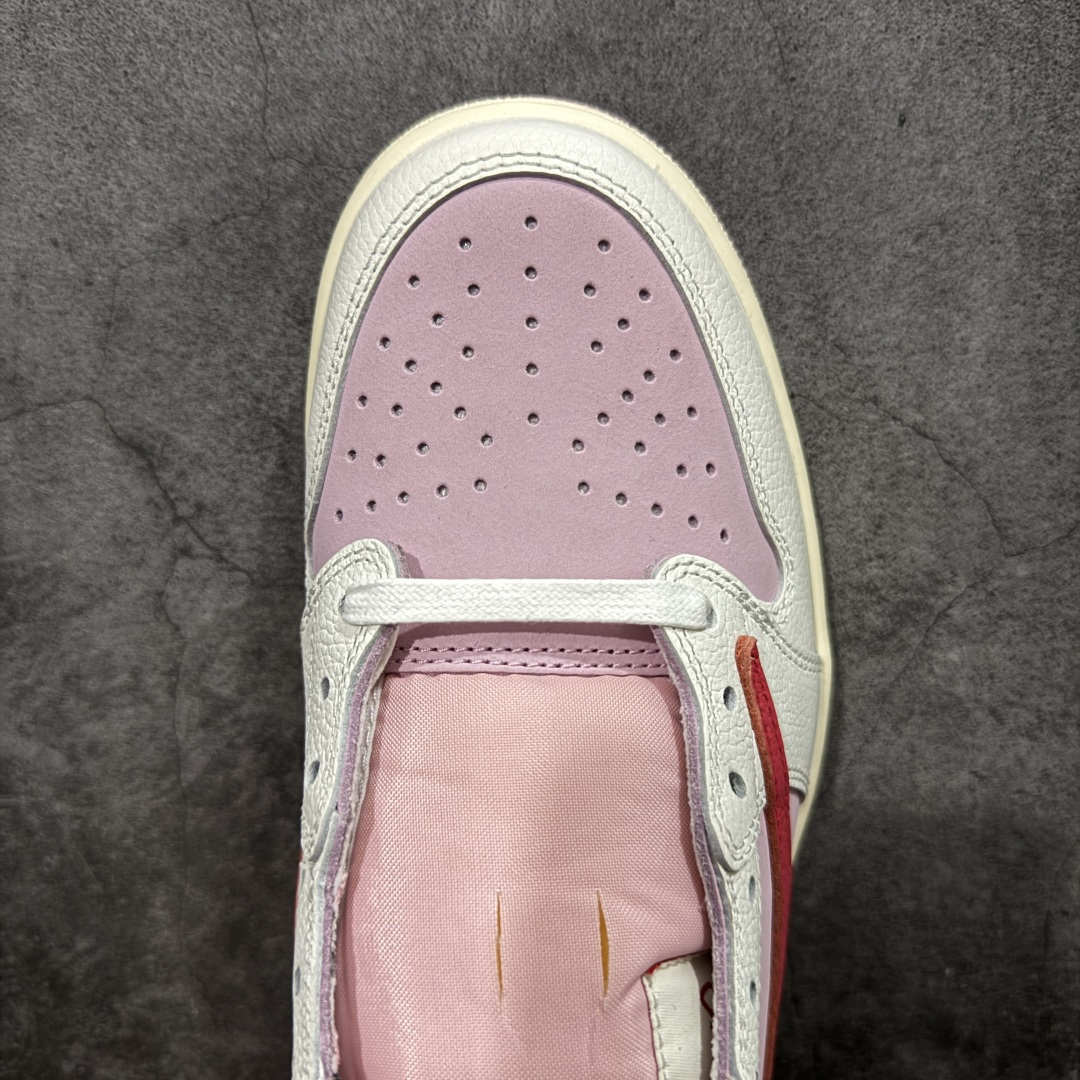图片[5]-【GX纯原】Travis Scott x Air Jordan AJ1 Low OG SP TS联名白浅粉红倒钩低帮 DM7866-202 目前市面唯一正确版本 爱心织唛标 情人节鞋垫 知名大厂出品 纯原第一梯队版本 产品品控稳定性领先行业 各方面均可对飙市面通货版 SZ原厂全套原楦原纸板冲刀磨具开发 原厂皮料加持 原厂港宝加持定型后跟R度完美 同源原厂电绣 鬼脸飞翼针数密度立体效果一致 百分百一致原鞋 原厂拉帮工艺 针距密度一致 后跟弧度收口自然不对折 极致一眼正品既视感 进口玻璃冲刀皮料裁剪零毛边 全鞋电脑针车工艺 品控清洁度最高QC检验标准 免检产品 原厂订购鞋盒、鞋标、防尘纸、鞋撑、鞋带 追求极致的原厂味道 尺码：35.5-48.5-选品中心