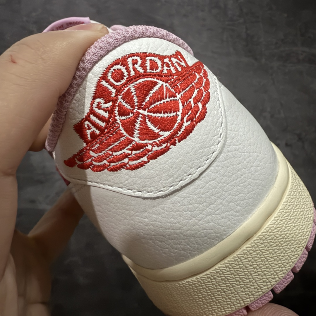 图片[3]-【GX纯原】Travis Scott x Air Jordan AJ1 Low OG SP TS联名白浅粉红倒钩低帮 DM7866-202 目前市面唯一正确版本 爱心织唛标 情人节鞋垫 知名大厂出品 纯原第一梯队版本 产品品控稳定性领先行业 各方面均可对飙市面通货版 SZ原厂全套原楦原纸板冲刀磨具开发 原厂皮料加持 原厂港宝加持定型后跟R度完美 同源原厂电绣 鬼脸飞翼针数密度立体效果一致 百分百一致原鞋 原厂拉帮工艺 针距密度一致 后跟弧度收口自然不对折 极致一眼正品既视感 进口玻璃冲刀皮料裁剪零毛边 全鞋电脑针车工艺 品控清洁度最高QC检验标准 免检产品 原厂订购鞋盒、鞋标、防尘纸、鞋撑、鞋带 追求极致的原厂味道 尺码：35.5-48.5-选品中心