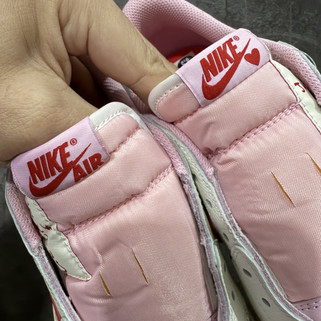 图片[2]-【GX纯原】Travis Scott x Air Jordan AJ1 Low OG SP TS联名白浅粉红倒钩低帮 DM7866-202 目前市面唯一正确版本 爱心织唛标 情人节鞋垫 知名大厂出品 纯原第一梯队版本 产品品控稳定性领先行业 各方面均可对飙市面通货版 SZ原厂全套原楦原纸板冲刀磨具开发 原厂皮料加持 原厂港宝加持定型后跟R度完美 同源原厂电绣 鬼脸飞翼针数密度立体效果一致 百分百一致原鞋 原厂拉帮工艺 针距密度一致 后跟弧度收口自然不对折 极致一眼正品既视感 进口玻璃冲刀皮料裁剪零毛边 全鞋电脑针车工艺 品控清洁度最高QC检验标准 免检产品 原厂订购鞋盒、鞋标、防尘纸、鞋撑、鞋带 追求极致的原厂味道 尺码：35.5-48.5-选品中心