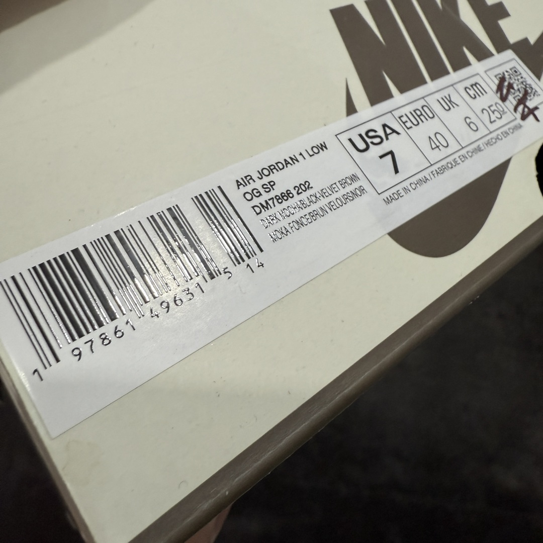 图片[12]-【GX纯原】Travis Scott x Air Jordan AJ1 Low OG SP TS联名白浅粉红倒钩低帮 DM7866-202 目前市面唯一正确版本 爱心织唛标 情人节鞋垫 知名大厂出品 纯原第一梯队版本 产品品控稳定性领先行业 各方面均可对飙市面通货版 SZ原厂全套原楦原纸板冲刀磨具开发 原厂皮料加持 原厂港宝加持定型后跟R度完美 同源原厂电绣 鬼脸飞翼针数密度立体效果一致 百分百一致原鞋 原厂拉帮工艺 针距密度一致 后跟弧度收口自然不对折 极致一眼正品既视感 进口玻璃冲刀皮料裁剪零毛边 全鞋电脑针车工艺 品控清洁度最高QC检验标准 免检产品 原厂订购鞋盒、鞋标、防尘纸、鞋撑、鞋带 追求极致的原厂味道 尺码：35.5-48.5-选品中心