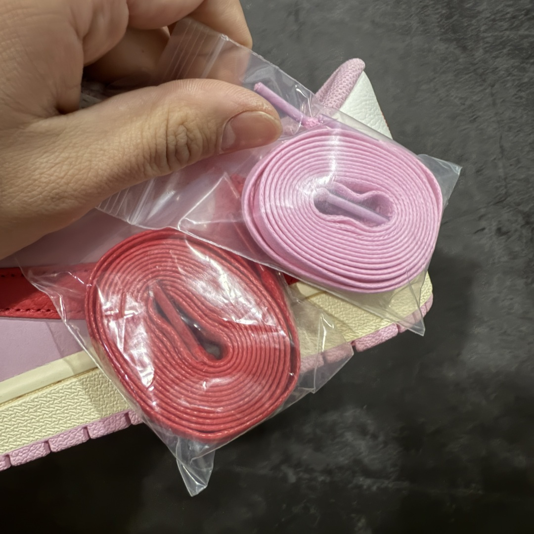 图片[11]-【GX纯原】Travis Scott x Air Jordan AJ1 Low OG SP TS联名白浅粉红倒钩低帮 DM7866-202 目前市面唯一正确版本 爱心织唛标 情人节鞋垫 知名大厂出品 纯原第一梯队版本 产品品控稳定性领先行业 各方面均可对飙市面通货版 SZ原厂全套原楦原纸板冲刀磨具开发 原厂皮料加持 原厂港宝加持定型后跟R度完美 同源原厂电绣 鬼脸飞翼针数密度立体效果一致 百分百一致原鞋 原厂拉帮工艺 针距密度一致 后跟弧度收口自然不对折 极致一眼正品既视感 进口玻璃冲刀皮料裁剪零毛边 全鞋电脑针车工艺 品控清洁度最高QC检验标准 免检产品 原厂订购鞋盒、鞋标、防尘纸、鞋撑、鞋带 追求极致的原厂味道 尺码：35.5-48.5-选品中心