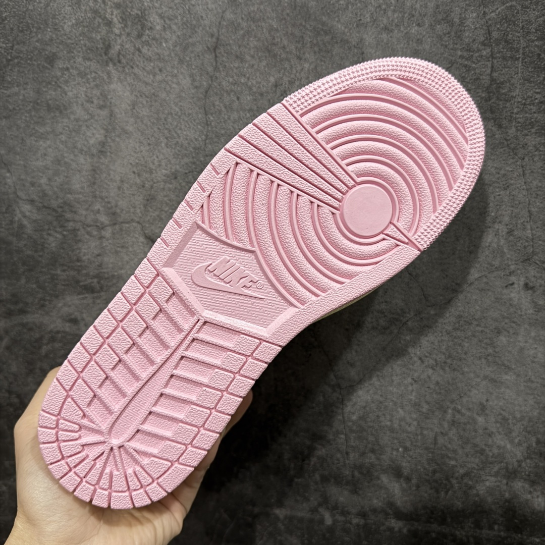 图片[9]-【GX纯原】Travis Scott x Air Jordan AJ1 Low OG SP TS联名白浅粉红倒钩低帮 DM7866-202 目前市面唯一正确版本 爱心织唛标 情人节鞋垫 知名大厂出品 纯原第一梯队版本 产品品控稳定性领先行业 各方面均可对飙市面通货版 SZ原厂全套原楦原纸板冲刀磨具开发 原厂皮料加持 原厂港宝加持定型后跟R度完美 同源原厂电绣 鬼脸飞翼针数密度立体效果一致 百分百一致原鞋 原厂拉帮工艺 针距密度一致 后跟弧度收口自然不对折 极致一眼正品既视感 进口玻璃冲刀皮料裁剪零毛边 全鞋电脑针车工艺 品控清洁度最高QC检验标准 免检产品 原厂订购鞋盒、鞋标、防尘纸、鞋撑、鞋带 追求极致的原厂味道 尺码：35.5-48.5-选品中心