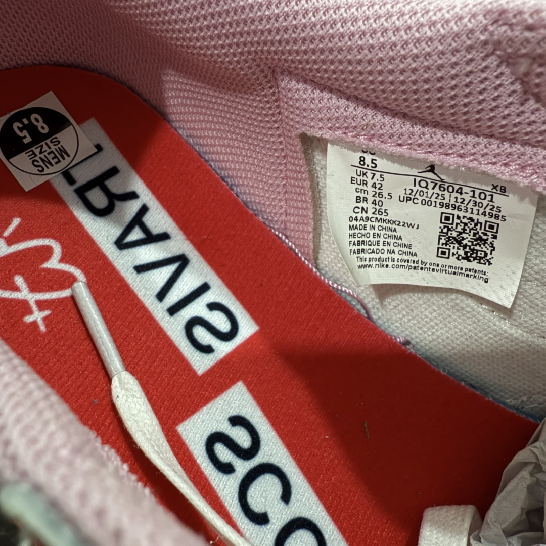 图片[9]-【GX纯原】Travis Scott x Air Jordan AJ1 Low OG SP TS联名白浅粉红倒钩低帮 DM7866-202 目前市面唯一正确版本 爱心织唛标 情人节鞋垫 知名大厂出品 纯原第一梯队版本 产品品控稳定性领先行业 各方面均可对飙市面通货版 SZ原厂全套原楦原纸板冲刀磨具开发 原厂皮料加持 原厂港宝加持定型后跟R度完美 同源原厂电绣 鬼脸飞翼针数密度立体效果一致 百分百一致原鞋 原厂拉帮工艺 针距密度一致 后跟弧度收口自然不对折 极致一眼正品既视感 进口玻璃冲刀皮料裁剪零毛边 全鞋电脑针车工艺 品控清洁度最高QC检验标准 免检产品 原厂订购鞋盒、鞋标、防尘纸、鞋撑、鞋带 追求极致的原厂味道 尺码：35.5-48.5-选品中心