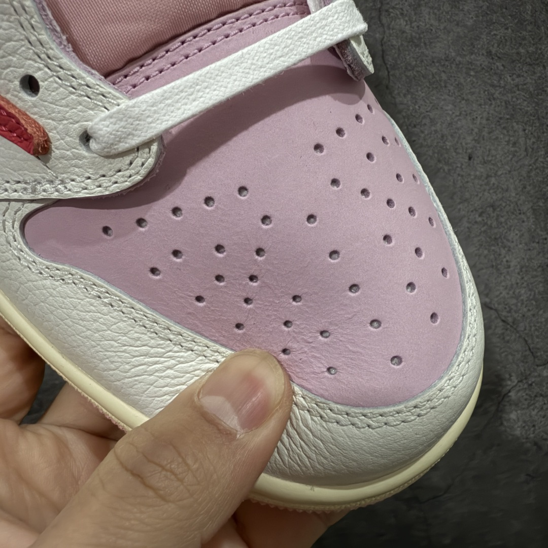 图片[6]-【GX纯原】Travis Scott x Air Jordan AJ1 Low OG SP TS联名白浅粉红倒钩低帮 DM7866-202 目前市面唯一正确版本 爱心织唛标 情人节鞋垫 知名大厂出品 纯原第一梯队版本 产品品控稳定性领先行业 各方面均可对飙市面通货版 SZ原厂全套原楦原纸板冲刀磨具开发 原厂皮料加持 原厂港宝加持定型后跟R度完美 同源原厂电绣 鬼脸飞翼针数密度立体效果一致 百分百一致原鞋 原厂拉帮工艺 针距密度一致 后跟弧度收口自然不对折 极致一眼正品既视感 进口玻璃冲刀皮料裁剪零毛边 全鞋电脑针车工艺 品控清洁度最高QC检验标准 免检产品 原厂订购鞋盒、鞋标、防尘纸、鞋撑、鞋带 追求极致的原厂味道 尺码：35.5-48.5-选品中心