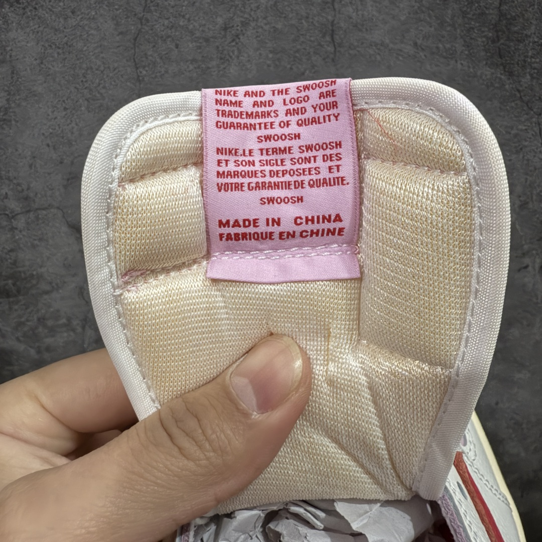 图片[8]-【GX纯原】Travis Scott x Air Jordan AJ1 Low OG SP TS联名白浅粉红倒钩低帮 DM7866-202 目前市面唯一正确版本 爱心织唛标 情人节鞋垫 知名大厂出品 纯原第一梯队版本 产品品控稳定性领先行业 各方面均可对飙市面通货版 SZ原厂全套原楦原纸板冲刀磨具开发 原厂皮料加持 原厂港宝加持定型后跟R度完美 同源原厂电绣 鬼脸飞翼针数密度立体效果一致 百分百一致原鞋 原厂拉帮工艺 针距密度一致 后跟弧度收口自然不对折 极致一眼正品既视感 进口玻璃冲刀皮料裁剪零毛边 全鞋电脑针车工艺 品控清洁度最高QC检验标准 免检产品 原厂订购鞋盒、鞋标、防尘纸、鞋撑、鞋带 追求极致的原厂味道 尺码：35.5-48.5-选品中心