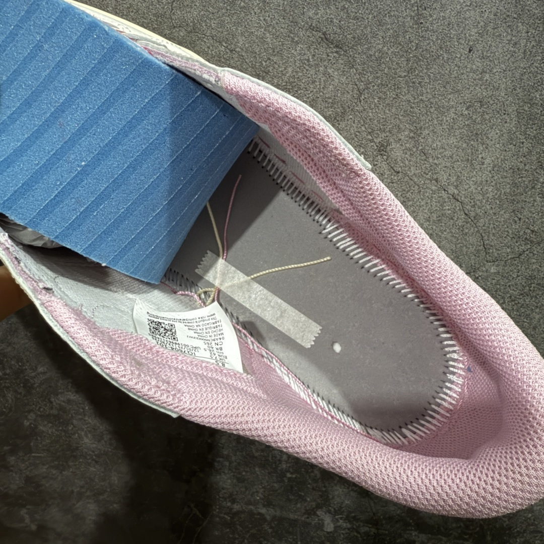 图片[10]-【GX纯原】Travis Scott x Air Jordan AJ1 Low OG SP TS联名白浅粉红倒钩低帮 DM7866-202 目前市面唯一正确版本 爱心织唛标 情人节鞋垫 知名大厂出品 纯原第一梯队版本 产品品控稳定性领先行业 各方面均可对飙市面通货版 SZ原厂全套原楦原纸板冲刀磨具开发 原厂皮料加持 原厂港宝加持定型后跟R度完美 同源原厂电绣 鬼脸飞翼针数密度立体效果一致 百分百一致原鞋 原厂拉帮工艺 针距密度一致 后跟弧度收口自然不对折 极致一眼正品既视感 进口玻璃冲刀皮料裁剪零毛边 全鞋电脑针车工艺 品控清洁度最高QC检验标准 免检产品 原厂订购鞋盒、鞋标、防尘纸、鞋撑、鞋带 追求极致的原厂味道 尺码：35.5-48.5-选品中心