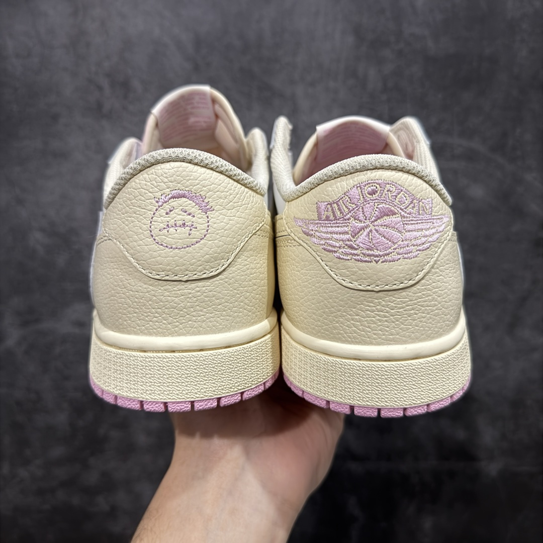 图片[4]-【GX纯原】Travis Scott x Air Jordan AJ1 Low OG SP TS联名白浅粉倒钩低帮 DZ4137-206DM7866-200 目前市面唯一正确版本 爱心织唛标 情人节鞋垫 知名大厂出品 纯原第一梯队版本 产品品控稳定性领先行业 各方面均可对飙市面通货版 SZ原厂全套原楦原纸板冲刀磨具开发 原厂皮料加持 原厂港宝加持定型后跟R度完美 同源原厂电绣 鬼脸飞翼针数密度立体效果一致 百分百一致原鞋 原厂拉帮工艺 针距密度一致 后跟弧度收口自然不对折 极致一眼正品既视感 进口玻璃冲刀皮料裁剪零毛边 全鞋电脑针车工艺 品控清洁度最高QC检验标准 免检产品 原厂订购鞋盒、鞋标、防尘纸、鞋撑、鞋带 追求极致的原厂味道 尺码：35.5-48.5-选品中心