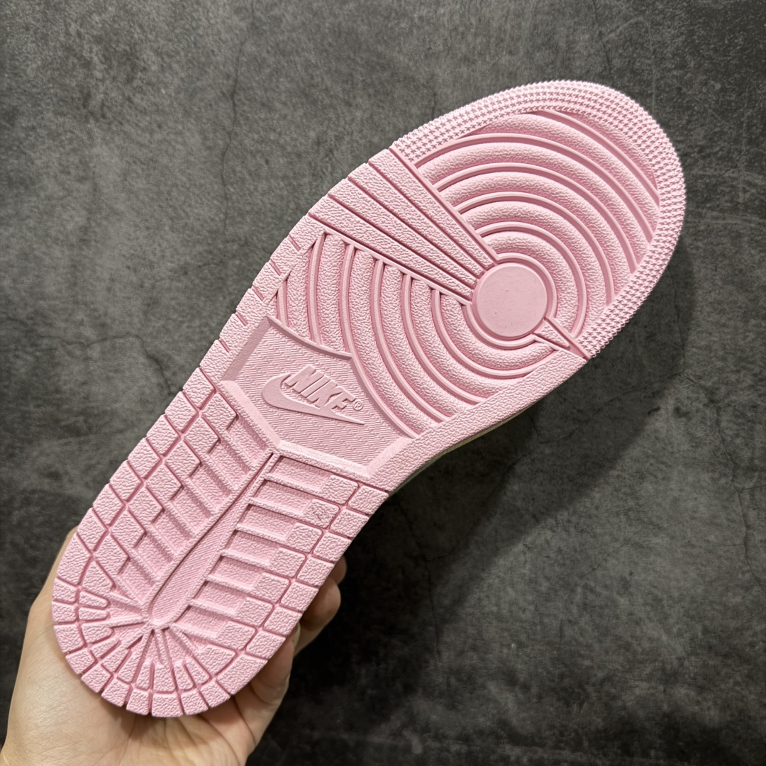 图片[9]-【GX纯原】Travis Scott x Air Jordan AJ1 Low OG SP TS联名白浅粉倒钩低帮 DZ4137-206DM7866-200 目前市面唯一正确版本 爱心织唛标 情人节鞋垫 知名大厂出品 纯原第一梯队版本 产品品控稳定性领先行业 各方面均可对飙市面通货版 SZ原厂全套原楦原纸板冲刀磨具开发 原厂皮料加持 原厂港宝加持定型后跟R度完美 同源原厂电绣 鬼脸飞翼针数密度立体效果一致 百分百一致原鞋 原厂拉帮工艺 针距密度一致 后跟弧度收口自然不对折 极致一眼正品既视感 进口玻璃冲刀皮料裁剪零毛边 全鞋电脑针车工艺 品控清洁度最高QC检验标准 免检产品 原厂订购鞋盒、鞋标、防尘纸、鞋撑、鞋带 追求极致的原厂味道 尺码：35.5-48.5-选品中心