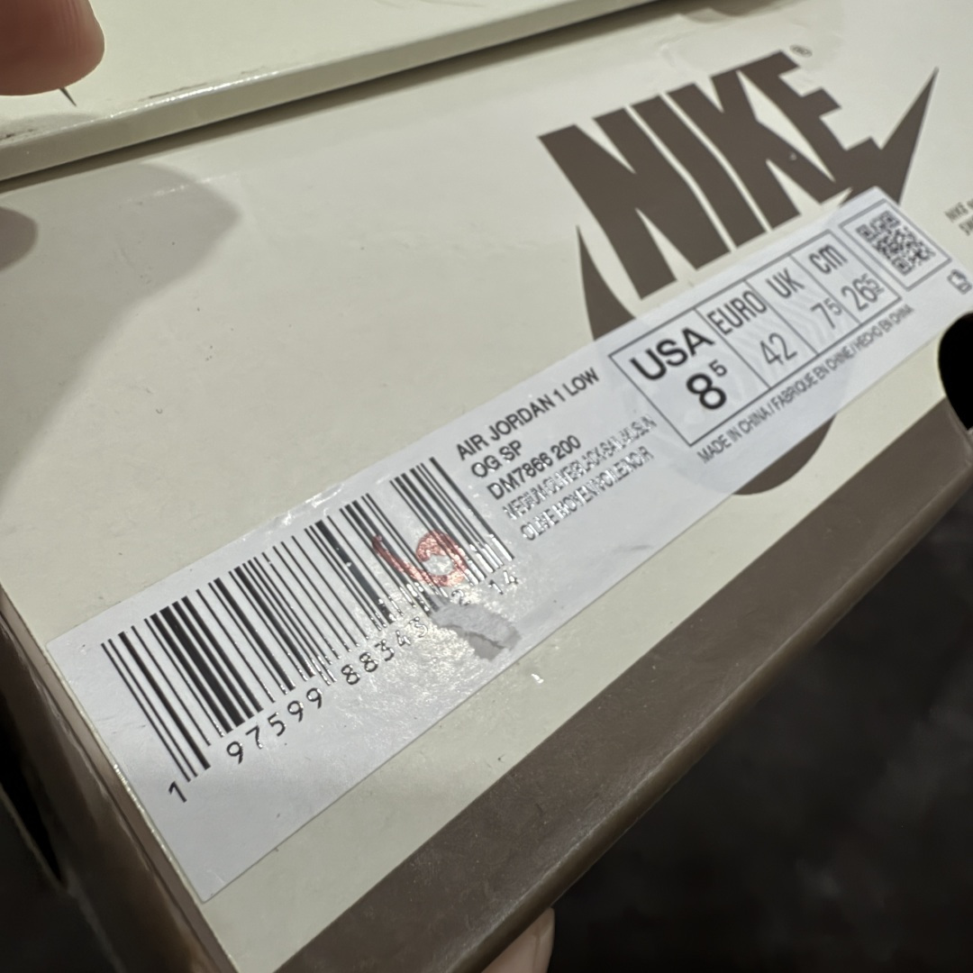 图片[12]-【GX纯原】Travis Scott x Air Jordan AJ1 Low OG SP TS联名白浅粉倒钩低帮 DZ4137-206DM7866-200 目前市面唯一正确版本 爱心织唛标 情人节鞋垫 知名大厂出品 纯原第一梯队版本 产品品控稳定性领先行业 各方面均可对飙市面通货版 SZ原厂全套原楦原纸板冲刀磨具开发 原厂皮料加持 原厂港宝加持定型后跟R度完美 同源原厂电绣 鬼脸飞翼针数密度立体效果一致 百分百一致原鞋 原厂拉帮工艺 针距密度一致 后跟弧度收口自然不对折 极致一眼正品既视感 进口玻璃冲刀皮料裁剪零毛边 全鞋电脑针车工艺 品控清洁度最高QC检验标准 免检产品 原厂订购鞋盒、鞋标、防尘纸、鞋撑、鞋带 追求极致的原厂味道 尺码：35.5-48.5-选品中心