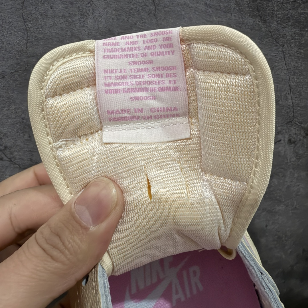 图片[8]-【GX纯原】Travis Scott x Air Jordan AJ1 Low OG SP TS联名白浅粉倒钩低帮 DZ4137-206DM7866-200 目前市面唯一正确版本 爱心织唛标 情人节鞋垫 知名大厂出品 纯原第一梯队版本 产品品控稳定性领先行业 各方面均可对飙市面通货版 SZ原厂全套原楦原纸板冲刀磨具开发 原厂皮料加持 原厂港宝加持定型后跟R度完美 同源原厂电绣 鬼脸飞翼针数密度立体效果一致 百分百一致原鞋 原厂拉帮工艺 针距密度一致 后跟弧度收口自然不对折 极致一眼正品既视感 进口玻璃冲刀皮料裁剪零毛边 全鞋电脑针车工艺 品控清洁度最高QC检验标准 免检产品 原厂订购鞋盒、鞋标、防尘纸、鞋撑、鞋带 追求极致的原厂味道 尺码：35.5-48.5-选品中心