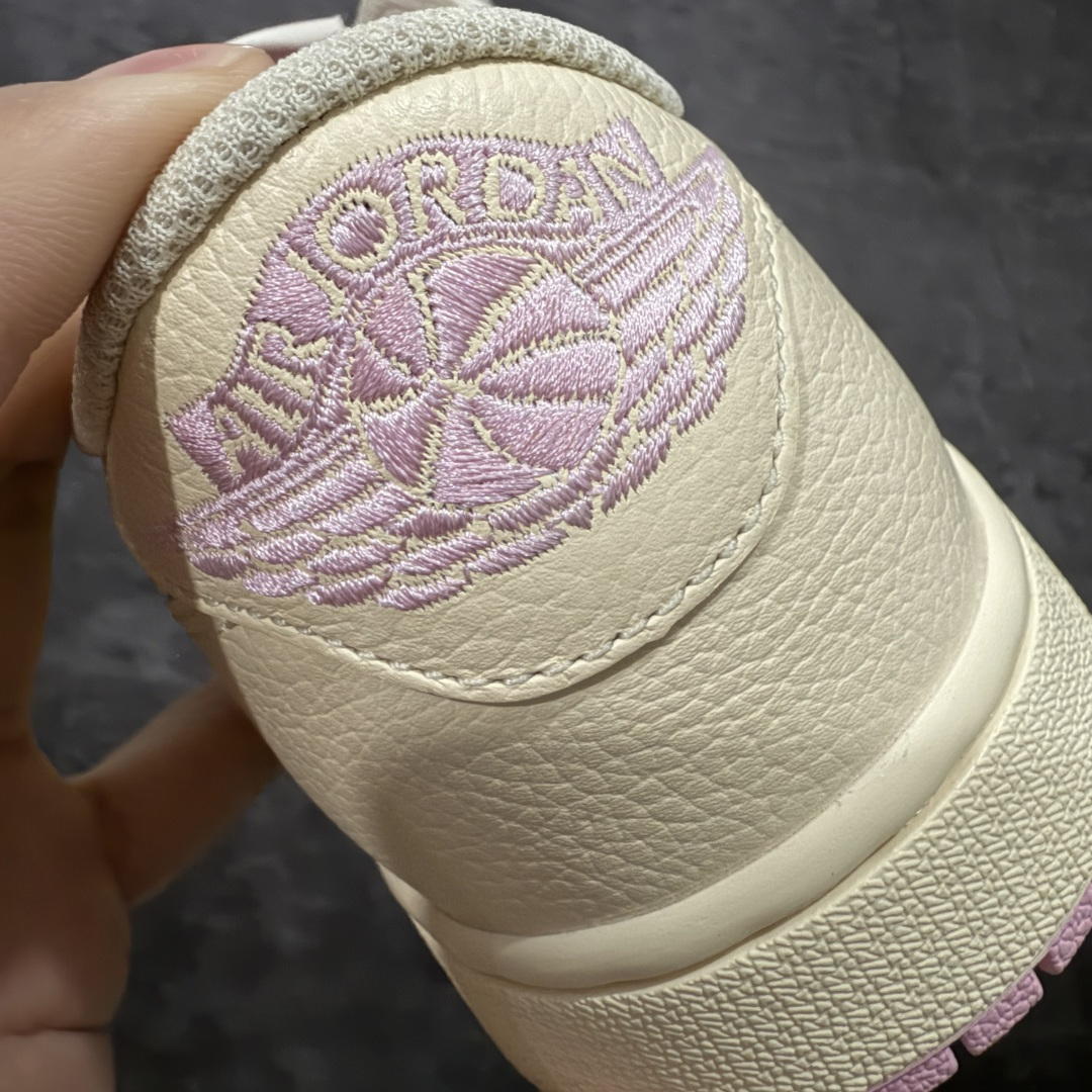 图片[3]-【GX纯原】Travis Scott x Air Jordan AJ1 Low OG SP TS联名白浅粉倒钩低帮 DZ4137-206DM7866-200 目前市面唯一正确版本 爱心织唛标 情人节鞋垫 知名大厂出品 纯原第一梯队版本 产品品控稳定性领先行业 各方面均可对飙市面通货版 SZ原厂全套原楦原纸板冲刀磨具开发 原厂皮料加持 原厂港宝加持定型后跟R度完美 同源原厂电绣 鬼脸飞翼针数密度立体效果一致 百分百一致原鞋 原厂拉帮工艺 针距密度一致 后跟弧度收口自然不对折 极致一眼正品既视感 进口玻璃冲刀皮料裁剪零毛边 全鞋电脑针车工艺 品控清洁度最高QC检验标准 免检产品 原厂订购鞋盒、鞋标、防尘纸、鞋撑、鞋带 追求极致的原厂味道 尺码：35.5-48.5-选品中心