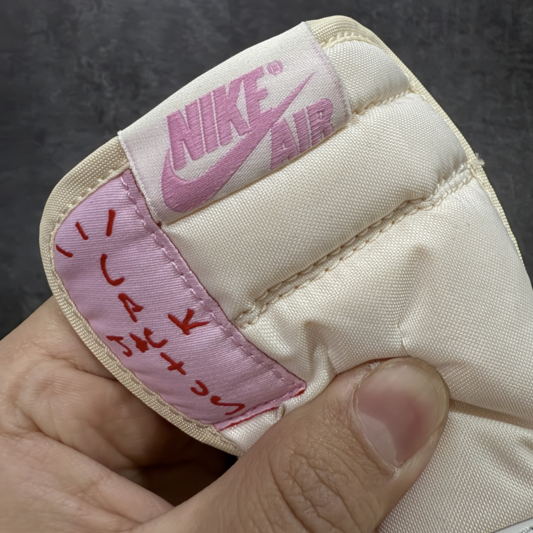 图片[7]-【GX纯原】Travis Scott x Air Jordan AJ1 Low OG SP TS联名白浅粉倒钩低帮 DZ4137-206DM7866-200 目前市面唯一正确版本 爱心织唛标 情人节鞋垫 知名大厂出品 纯原第一梯队版本 产品品控稳定性领先行业 各方面均可对飙市面通货版 SZ原厂全套原楦原纸板冲刀磨具开发 原厂皮料加持 原厂港宝加持定型后跟R度完美 同源原厂电绣 鬼脸飞翼针数密度立体效果一致 百分百一致原鞋 原厂拉帮工艺 针距密度一致 后跟弧度收口自然不对折 极致一眼正品既视感 进口玻璃冲刀皮料裁剪零毛边 全鞋电脑针车工艺 品控清洁度最高QC检验标准 免检产品 原厂订购鞋盒、鞋标、防尘纸、鞋撑、鞋带 追求极致的原厂味道 尺码：35.5-48.5-选品中心