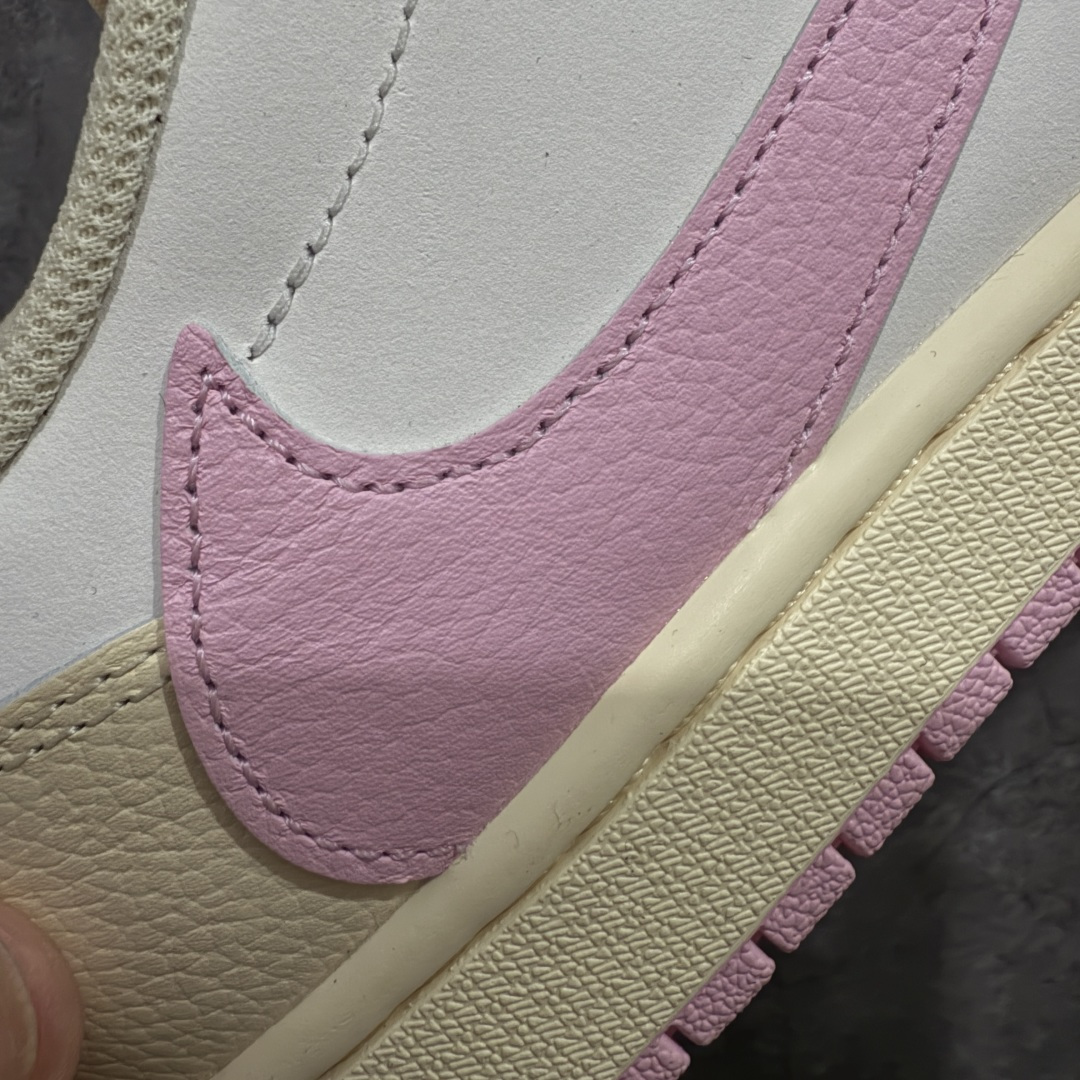 图片[4]-【GX纯原】Travis Scott x Air Jordan AJ1 Low OG SP TS联名白浅粉倒钩低帮 DZ4137-206DM7866-200 目前市面唯一正确版本 爱心织唛标 情人节鞋垫 知名大厂出品 纯原第一梯队版本 产品品控稳定性领先行业 各方面均可对飙市面通货版 SZ原厂全套原楦原纸板冲刀磨具开发 原厂皮料加持 原厂港宝加持定型后跟R度完美 同源原厂电绣 鬼脸飞翼针数密度立体效果一致 百分百一致原鞋 原厂拉帮工艺 针距密度一致 后跟弧度收口自然不对折 极致一眼正品既视感 进口玻璃冲刀皮料裁剪零毛边 全鞋电脑针车工艺 品控清洁度最高QC检验标准 免检产品 原厂订购鞋盒、鞋标、防尘纸、鞋撑、鞋带 追求极致的原厂味道 尺码：35.5-48.5-选品中心