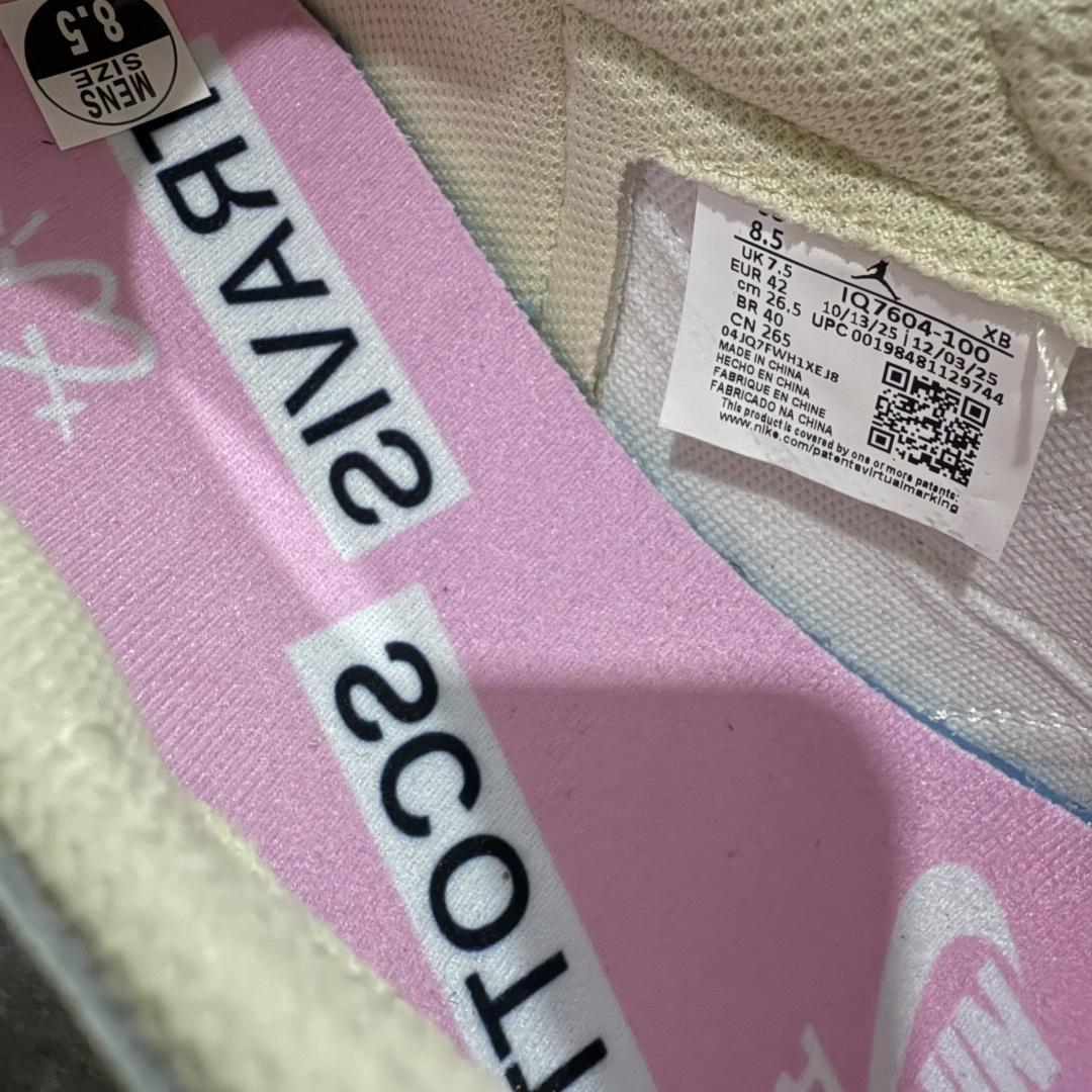 图片[9]-【GX纯原】Travis Scott x Air Jordan AJ1 Low OG SP TS联名白浅粉倒钩低帮 DZ4137-206DM7866-200 目前市面唯一正确版本 爱心织唛标 情人节鞋垫 知名大厂出品 纯原第一梯队版本 产品品控稳定性领先行业 各方面均可对飙市面通货版 SZ原厂全套原楦原纸板冲刀磨具开发 原厂皮料加持 原厂港宝加持定型后跟R度完美 同源原厂电绣 鬼脸飞翼针数密度立体效果一致 百分百一致原鞋 原厂拉帮工艺 针距密度一致 后跟弧度收口自然不对折 极致一眼正品既视感 进口玻璃冲刀皮料裁剪零毛边 全鞋电脑针车工艺 品控清洁度最高QC检验标准 免检产品 原厂订购鞋盒、鞋标、防尘纸、鞋撑、鞋带 追求极致的原厂味道 尺码：35.5-48.5-选品中心