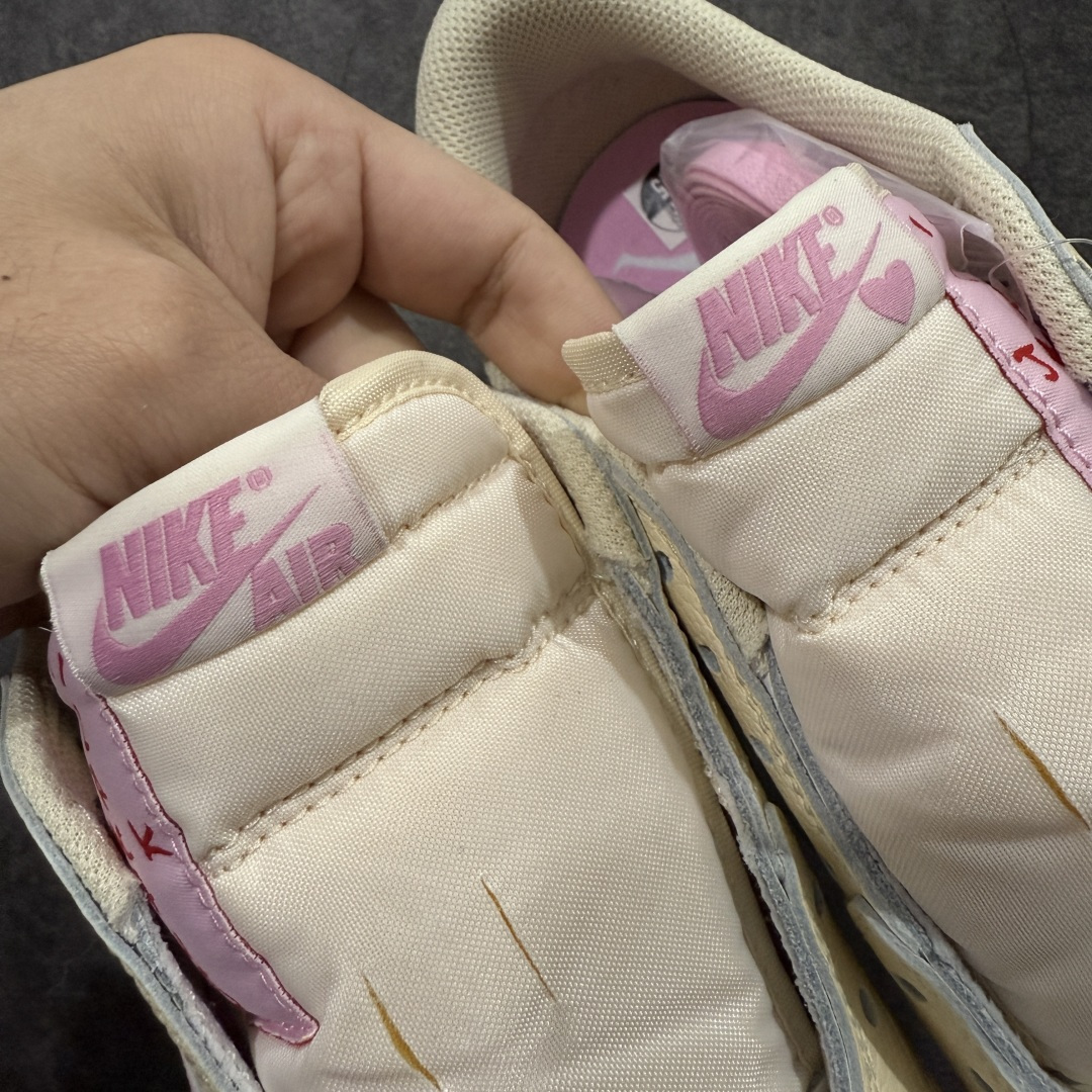 图片[2]-【GX纯原】Travis Scott x Air Jordan AJ1 Low OG SP TS联名白浅粉倒钩低帮 DZ4137-206DM7866-200 目前市面唯一正确版本 爱心织唛标 情人节鞋垫 知名大厂出品 纯原第一梯队版本 产品品控稳定性领先行业 各方面均可对飙市面通货版 SZ原厂全套原楦原纸板冲刀磨具开发 原厂皮料加持 原厂港宝加持定型后跟R度完美 同源原厂电绣 鬼脸飞翼针数密度立体效果一致 百分百一致原鞋 原厂拉帮工艺 针距密度一致 后跟弧度收口自然不对折 极致一眼正品既视感 进口玻璃冲刀皮料裁剪零毛边 全鞋电脑针车工艺 品控清洁度最高QC检验标准 免检产品 原厂订购鞋盒、鞋标、防尘纸、鞋撑、鞋带 追求极致的原厂味道 尺码：35.5-48.5-选品中心