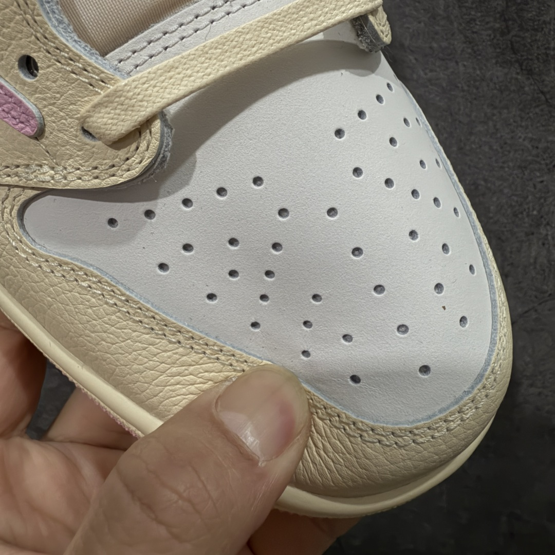 图片[6]-【GX纯原】Travis Scott x Air Jordan AJ1 Low OG SP TS联名白浅粉倒钩低帮 DZ4137-206DM7866-200 目前市面唯一正确版本 爱心织唛标 情人节鞋垫 知名大厂出品 纯原第一梯队版本 产品品控稳定性领先行业 各方面均可对飙市面通货版 SZ原厂全套原楦原纸板冲刀磨具开发 原厂皮料加持 原厂港宝加持定型后跟R度完美 同源原厂电绣 鬼脸飞翼针数密度立体效果一致 百分百一致原鞋 原厂拉帮工艺 针距密度一致 后跟弧度收口自然不对折 极致一眼正品既视感 进口玻璃冲刀皮料裁剪零毛边 全鞋电脑针车工艺 品控清洁度最高QC检验标准 免检产品 原厂订购鞋盒、鞋标、防尘纸、鞋撑、鞋带 追求极致的原厂味道 尺码：35.5-48.5-选品中心