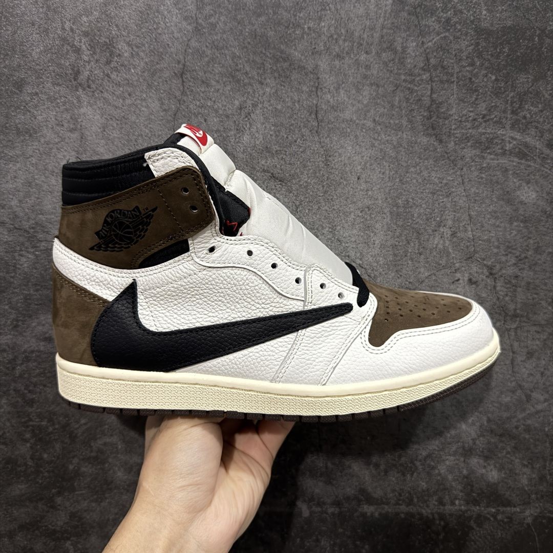 【KZ纯原】Air Jordan 1 AJ1 反转白棕高帮小摩卡倒钩 CD4487-001 超级强悍品质 可对比市场各大纯原版本 专业aj大厂出品 对细节的把控毋庸置疑 材料也是用最接近原鞋的头层皮料 所有地方都没有做到减配 原厂鞋楦打造完美鞋型 整体鞋型以及后跟做的弧度做的非常好 鞋带为原厂打蜡鞋带 粗细程度同步原鞋 裁片清洁度到位 无明显瑕疵毛边 免修产品 正确针车 该重针 该有尖角的地方都有做到 鞋价格非常香 转手可闭眼卖高价 到手各位就知道货有多好 绝对秒杀一切同价格货品 尺码：36-47.5-选品中心