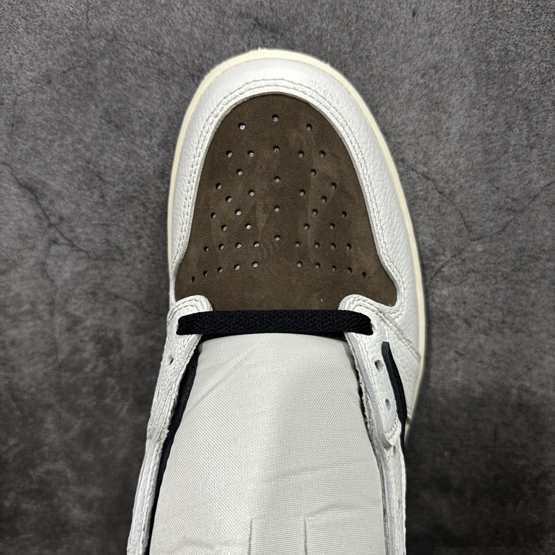 图片[5]-【KZ纯原】Air Jordan 1 AJ1 反转白棕高帮小摩卡倒钩 CD4487-001 超级强悍品质 可对比市场各大纯原版本 专业aj大厂出品 对细节的把控毋庸置疑 材料也是用最接近原鞋的头层皮料 所有地方都没有做到减配 原厂鞋楦打造完美鞋型 整体鞋型以及后跟做的弧度做的非常好 鞋带为原厂打蜡鞋带 粗细程度同步原鞋 裁片清洁度到位 无明显瑕疵毛边 免修产品 正确针车 该重针 该有尖角的地方都有做到 鞋价格非常香 转手可闭眼卖高价 到手各位就知道货有多好 绝对秒杀一切同价格货品 尺码：36-47.5-选品中心