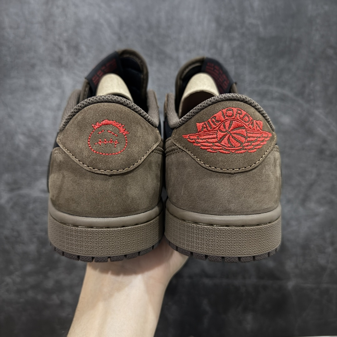 图片[4]-【原厂版】Air Jordan 1 x Travis Scott AJ1 x TS联名棕黑倒钩低帮 CQ4277-001 超级强悍品质 可对比市场各大纯原版本 专业aj大厂出品 对细节的把控毋庸置疑 材料也是用最接近原鞋的头层皮料 所有地方都没有做到减配 原厂鞋楦打造完美鞋型 整体鞋型以及后跟做的弧度做的非常好 鞋带为原厂打蜡鞋带 粗细程度同步原鞋 裁片清洁度到位 无明显瑕疵毛边 免修产品 正确针车 该重针 该有尖角的地方都有做到 鞋价格非常香 转手可闭眼卖高价 到手各位就知道货有多好 绝对秒杀一切同价格货品 尺码：36-47.5-选品中心