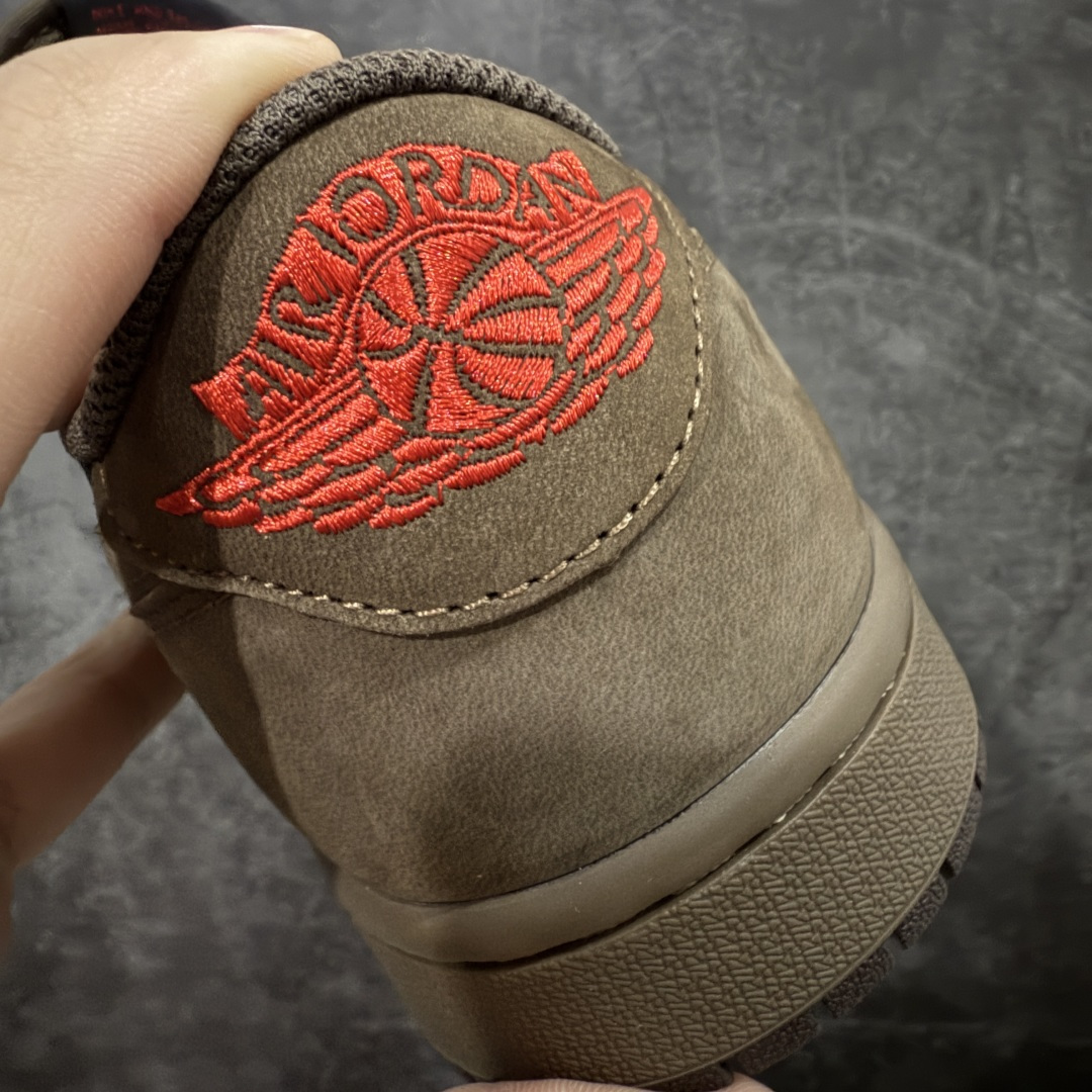 图片[2]-【原厂版】Air Jordan 1 x Travis Scott AJ1 x TS联名棕黑倒钩低帮 CQ4277-001 超级强悍品质 可对比市场各大纯原版本 专业aj大厂出品 对细节的把控毋庸置疑 材料也是用最接近原鞋的头层皮料 所有地方都没有做到减配 原厂鞋楦打造完美鞋型 整体鞋型以及后跟做的弧度做的非常好 鞋带为原厂打蜡鞋带 粗细程度同步原鞋 裁片清洁度到位 无明显瑕疵毛边 免修产品 正确针车 该重针 该有尖角的地方都有做到 鞋价格非常香 转手可闭眼卖高价 到手各位就知道货有多好 绝对秒杀一切同价格货品 尺码：36-47.5-选品中心