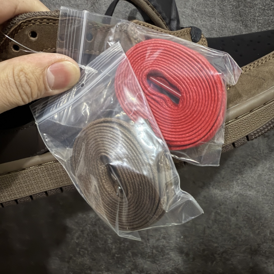图片[8]-【原厂版】Air Jordan 1 x Travis Scott AJ1 x TS联名棕黑倒钩低帮 CQ4277-001 超级强悍品质 可对比市场各大纯原版本 专业aj大厂出品 对细节的把控毋庸置疑 材料也是用最接近原鞋的头层皮料 所有地方都没有做到减配 原厂鞋楦打造完美鞋型 整体鞋型以及后跟做的弧度做的非常好 鞋带为原厂打蜡鞋带 粗细程度同步原鞋 裁片清洁度到位 无明显瑕疵毛边 免修产品 正确针车 该重针 该有尖角的地方都有做到 鞋价格非常香 转手可闭眼卖高价 到手各位就知道货有多好 绝对秒杀一切同价格货品 尺码：36-47.5-选品中心