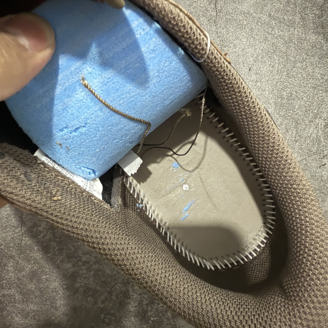 图片[9]-【原厂版】Air Jordan 1 x Travis Scott AJ1 x TS联名棕黑倒钩低帮 CQ4277-001 超级强悍品质 可对比市场各大纯原版本 专业aj大厂出品 对细节的把控毋庸置疑 材料也是用最接近原鞋的头层皮料 所有地方都没有做到减配 原厂鞋楦打造完美鞋型 整体鞋型以及后跟做的弧度做的非常好 鞋带为原厂打蜡鞋带 粗细程度同步原鞋 裁片清洁度到位 无明显瑕疵毛边 免修产品 正确针车 该重针 该有尖角的地方都有做到 鞋价格非常香 转手可闭眼卖高价 到手各位就知道货有多好 绝对秒杀一切同价格货品 尺码：36-47.5-选品中心