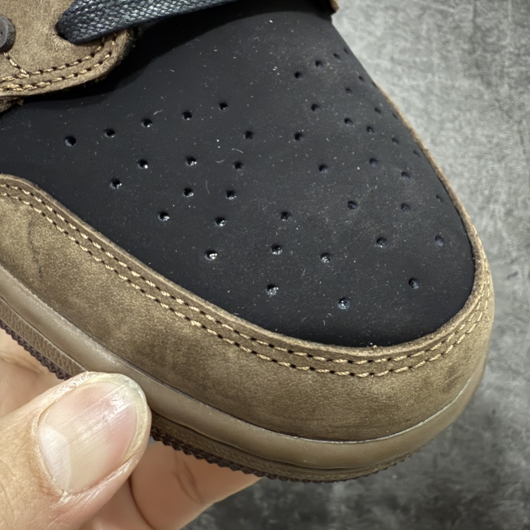 图片[5]-【原厂版】Air Jordan 1 x Travis Scott AJ1 x TS联名棕黑倒钩低帮 CQ4277-001 超级强悍品质 可对比市场各大纯原版本 专业aj大厂出品 对细节的把控毋庸置疑 材料也是用最接近原鞋的头层皮料 所有地方都没有做到减配 原厂鞋楦打造完美鞋型 整体鞋型以及后跟做的弧度做的非常好 鞋带为原厂打蜡鞋带 粗细程度同步原鞋 裁片清洁度到位 无明显瑕疵毛边 免修产品 正确针车 该重针 该有尖角的地方都有做到 鞋价格非常香 转手可闭眼卖高价 到手各位就知道货有多好 绝对秒杀一切同价格货品 尺码：36-47.5-选品中心
