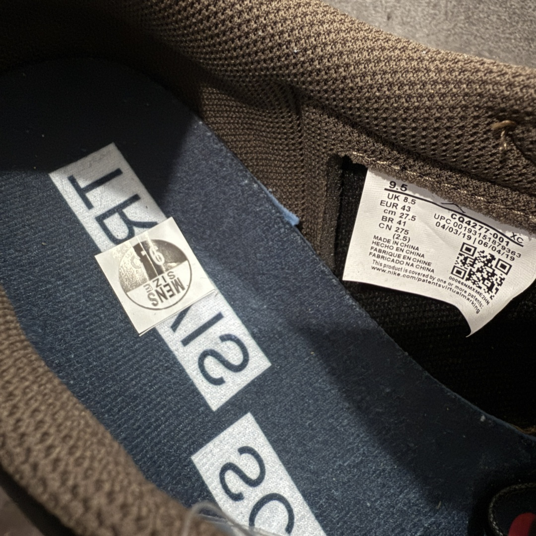 图片[7]-【原厂版】Air Jordan 1 x Travis Scott AJ1 x TS联名棕黑倒钩低帮 CQ4277-001 超级强悍品质 可对比市场各大纯原版本 专业aj大厂出品 对细节的把控毋庸置疑 材料也是用最接近原鞋的头层皮料 所有地方都没有做到减配 原厂鞋楦打造完美鞋型 整体鞋型以及后跟做的弧度做的非常好 鞋带为原厂打蜡鞋带 粗细程度同步原鞋 裁片清洁度到位 无明显瑕疵毛边 免修产品 正确针车 该重针 该有尖角的地方都有做到 鞋价格非常香 转手可闭眼卖高价 到手各位就知道货有多好 绝对秒杀一切同价格货品 尺码：36-47.5-选品中心