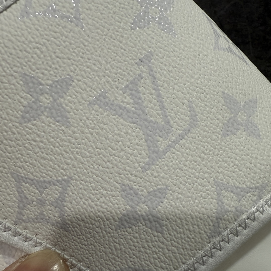 图片[4]-【佛山超A版】LV Miani魔术贴 白色印花拖鞋 路易威登 L家男士拖鞋 官方爆款 同步发售 进口原版面料 正确同步原版高频印刷字体 原厂特供原版底 所有细节对版 还原对比🆚 尺码：39-45-选品中心