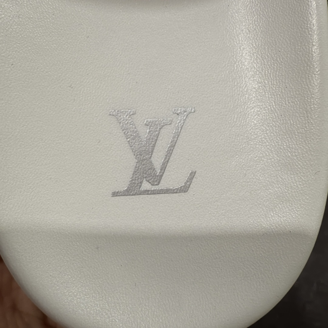 图片[2]-【佛山超A版】LV Miani魔术贴 白色印花拖鞋 路易威登 L家男士拖鞋 官方爆款 同步发售 进口原版面料 正确同步原版高频印刷字体 原厂特供原版底 所有细节对版 还原对比🆚 尺码：39-45-选品中心