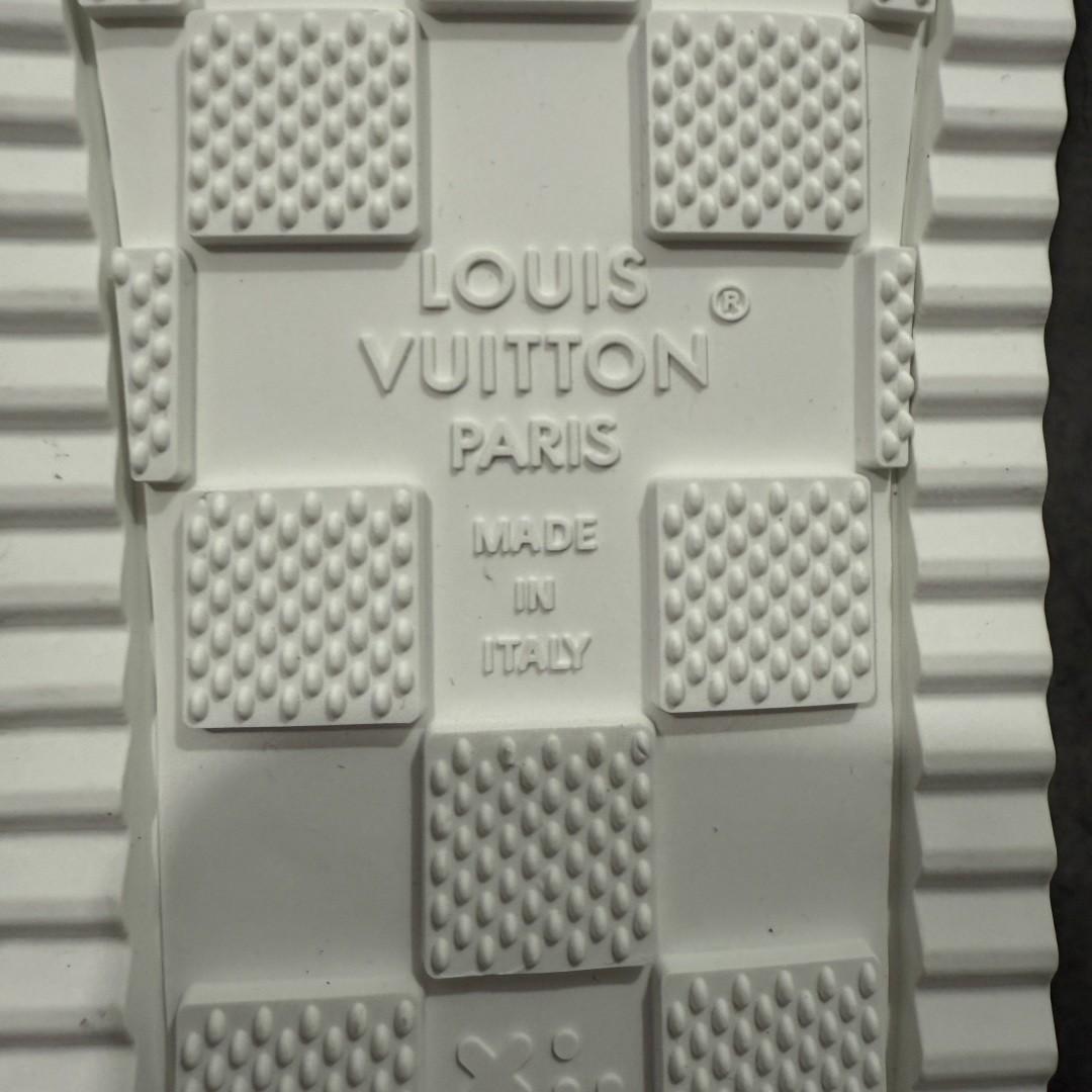 图片[9]-【佛山超A版】LV Miani魔术贴 白色印花拖鞋 路易威登 L家男士拖鞋 官方爆款 同步发售 进口原版面料 正确同步原版高频印刷字体 原厂特供原版底 所有细节对版 还原对比🆚 尺码：39-45-选品中心