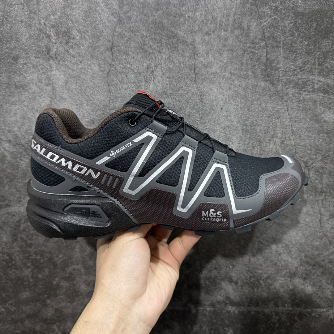 【666版本】萨洛蒙/Salomon Speed Cross 3 织物皮革低帮全能越野透气休闲运动鞋 476002 Salomon 正式推出全新概念鞋款 SPEEDCROSS 以侵略性设计与先锋户外美学融合 相互交织出纵横山野和城市间的跑鞋轮廓 由混合网眼织物与皮革打造鞋面 辅以皮革细节点缀增强视觉冲击 整体以爪痕式的鞋面纹路搭配流线型轮廓呈现 极具辨识度的夸张外大底设计 增高之余更适合城市生活环境的舒适防滑效果 功能性层面 鞋面 3D 开放式网眼最大限度提供着用透气性 并注入合成材料为户外穿着带来极大的耐用和保护性 得益于 Salomon 多项功能性科技 从中底到鞋带系统都为脚部提供了一个安全和舒适的贴合感 并在松散、柔软、崎岖和不平坦的地形环境上带来卓越的抓地力 尺码：36-46含半码-选品中心