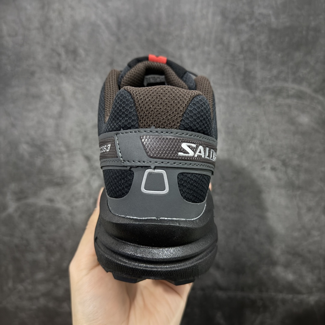 图片[4]-【666版本】萨洛蒙/Salomon Speed Cross 3 织物皮革低帮全能越野透气休闲运动鞋 476002 Salomon 正式推出全新概念鞋款 SPEEDCROSS 以侵略性设计与先锋户外美学融合 相互交织出纵横山野和城市间的跑鞋轮廓 由混合网眼织物与皮革打造鞋面 辅以皮革细节点缀增强视觉冲击 整体以爪痕式的鞋面纹路搭配流线型轮廓呈现 极具辨识度的夸张外大底设计 增高之余更适合城市生活环境的舒适防滑效果 功能性层面 鞋面 3D 开放式网眼最大限度提供着用透气性 并注入合成材料为户外穿着带来极大的耐用和保护性 得益于 Salomon 多项功能性科技 从中底到鞋带系统都为脚部提供了一个安全和舒适的贴合感 并在松散、柔软、崎岖和不平坦的地形环境上带来卓越的抓地力 尺码：36-46含半码-选品中心