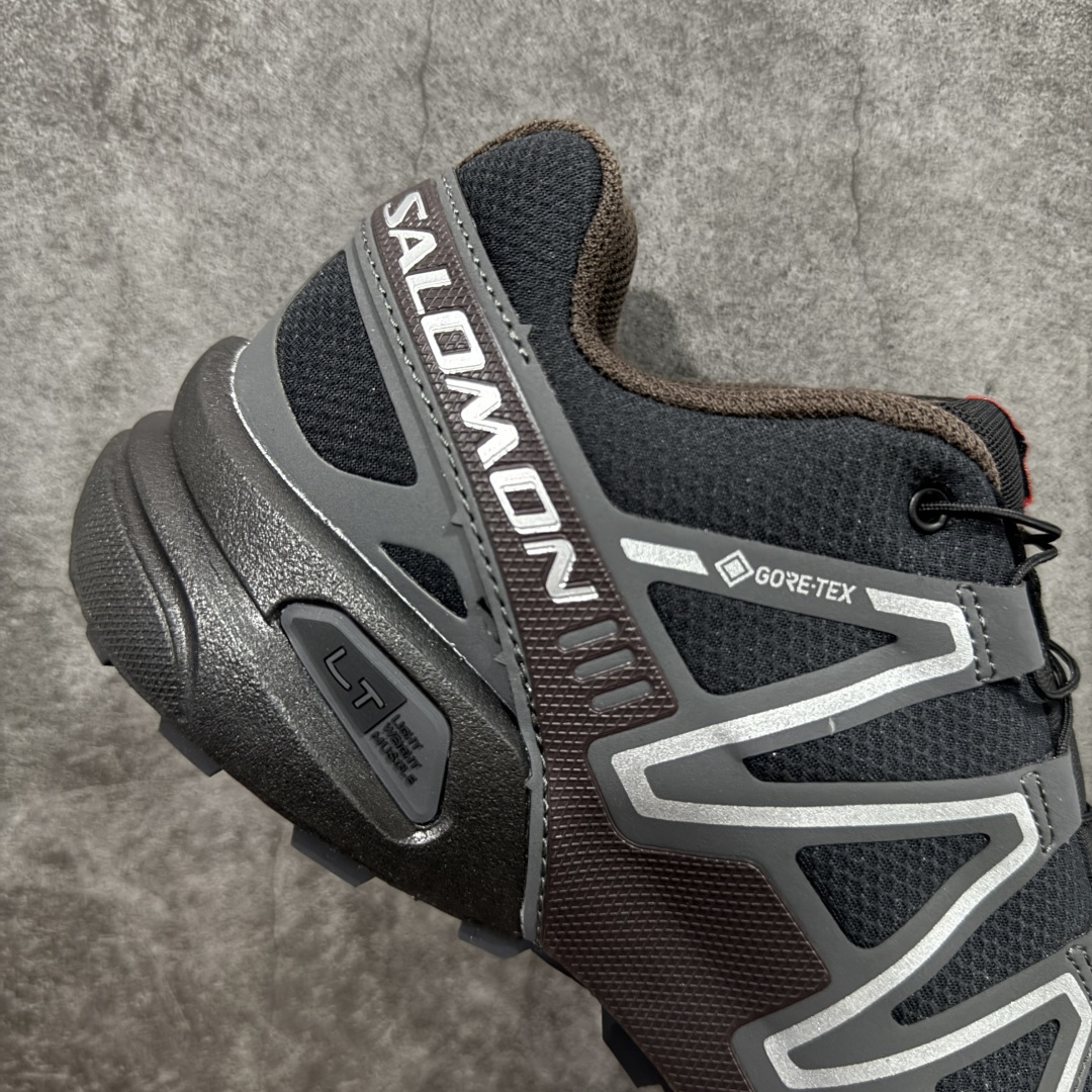 图片[7]-【666版本】萨洛蒙/Salomon Speed Cross 3 织物皮革低帮全能越野透气休闲运动鞋 476002 Salomon 正式推出全新概念鞋款 SPEEDCROSS 以侵略性设计与先锋户外美学融合 相互交织出纵横山野和城市间的跑鞋轮廓 由混合网眼织物与皮革打造鞋面 辅以皮革细节点缀增强视觉冲击 整体以爪痕式的鞋面纹路搭配流线型轮廓呈现 极具辨识度的夸张外大底设计 增高之余更适合城市生活环境的舒适防滑效果 功能性层面 鞋面 3D 开放式网眼最大限度提供着用透气性 并注入合成材料为户外穿着带来极大的耐用和保护性 得益于 Salomon 多项功能性科技 从中底到鞋带系统都为脚部提供了一个安全和舒适的贴合感 并在松散、柔软、崎岖和不平坦的地形环境上带来卓越的抓地力 尺码：36-46含半码-选品中心