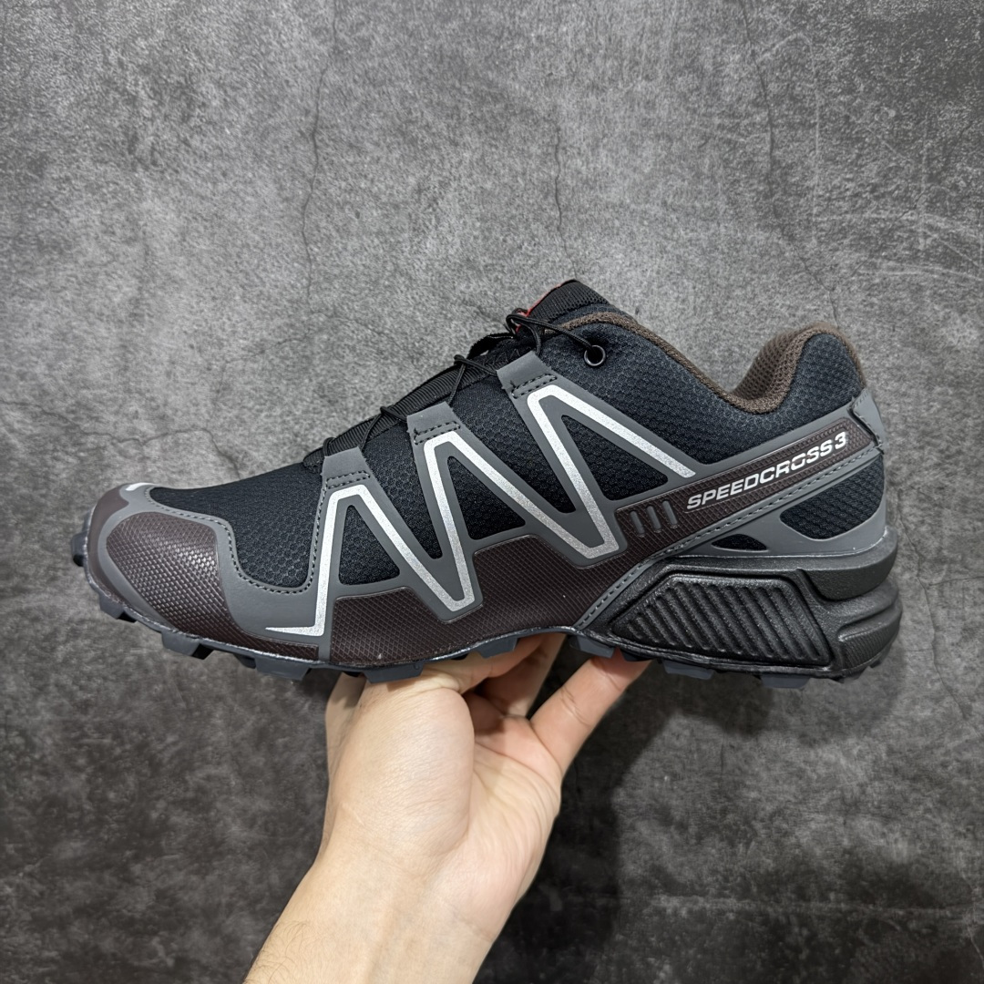 图片[2]-【666版本】萨洛蒙/Salomon Speed Cross 3 织物皮革低帮全能越野透气休闲运动鞋 476002 Salomon 正式推出全新概念鞋款 SPEEDCROSS 以侵略性设计与先锋户外美学融合 相互交织出纵横山野和城市间的跑鞋轮廓 由混合网眼织物与皮革打造鞋面 辅以皮革细节点缀增强视觉冲击 整体以爪痕式的鞋面纹路搭配流线型轮廓呈现 极具辨识度的夸张外大底设计 增高之余更适合城市生活环境的舒适防滑效果 功能性层面 鞋面 3D 开放式网眼最大限度提供着用透气性 并注入合成材料为户外穿着带来极大的耐用和保护性 得益于 Salomon 多项功能性科技 从中底到鞋带系统都为脚部提供了一个安全和舒适的贴合感 并在松散、柔软、崎岖和不平坦的地形环境上带来卓越的抓地力 尺码：36-46含半码-选品中心