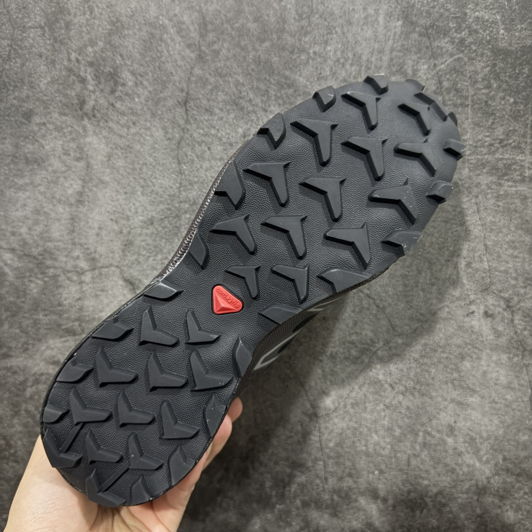 图片[9]-【666版本】萨洛蒙/Salomon Speed Cross 3 织物皮革低帮全能越野透气休闲运动鞋 476002 Salomon 正式推出全新概念鞋款 SPEEDCROSS 以侵略性设计与先锋户外美学融合 相互交织出纵横山野和城市间的跑鞋轮廓 由混合网眼织物与皮革打造鞋面 辅以皮革细节点缀增强视觉冲击 整体以爪痕式的鞋面纹路搭配流线型轮廓呈现 极具辨识度的夸张外大底设计 增高之余更适合城市生活环境的舒适防滑效果 功能性层面 鞋面 3D 开放式网眼最大限度提供着用透气性 并注入合成材料为户外穿着带来极大的耐用和保护性 得益于 Salomon 多项功能性科技 从中底到鞋带系统都为脚部提供了一个安全和舒适的贴合感 并在松散、柔软、崎岖和不平坦的地形环境上带来卓越的抓地力 尺码：36-46含半码-选品中心